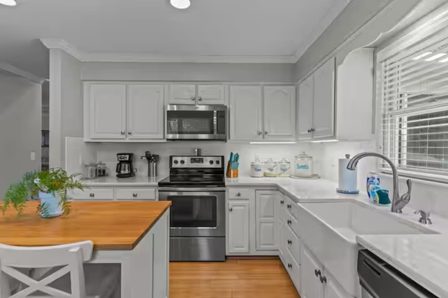 Pet Friendly, Close to Everything, Walk to the Beach