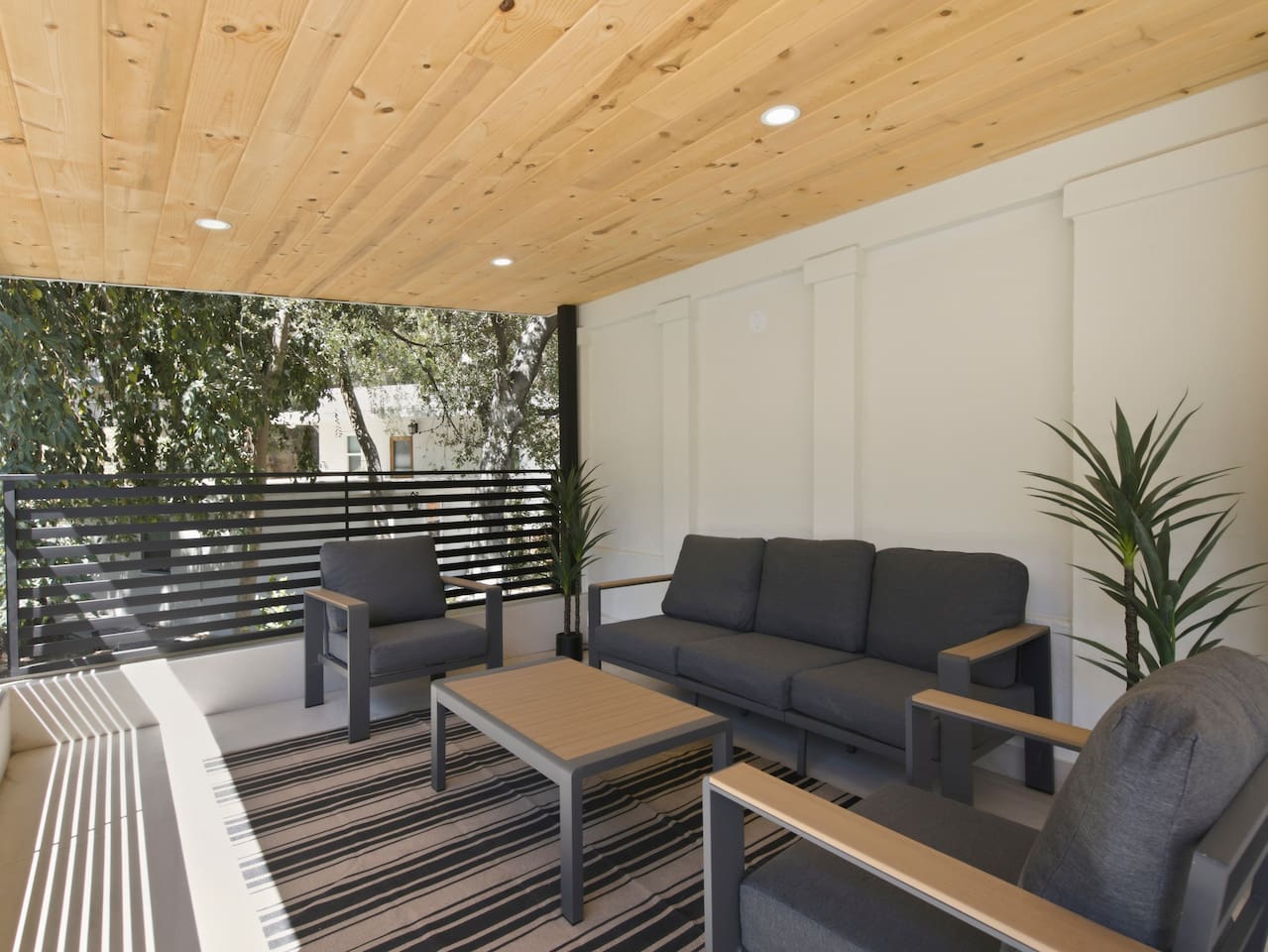 From poolside relaxation to effortless outdoor living, this space has it all.