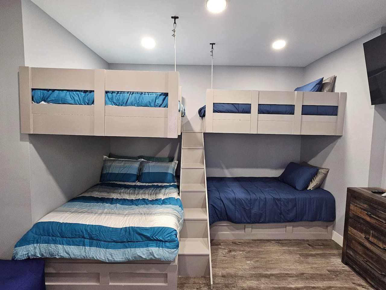 Custom bunk room sleeping multiple guests—ideal for kids or teens.