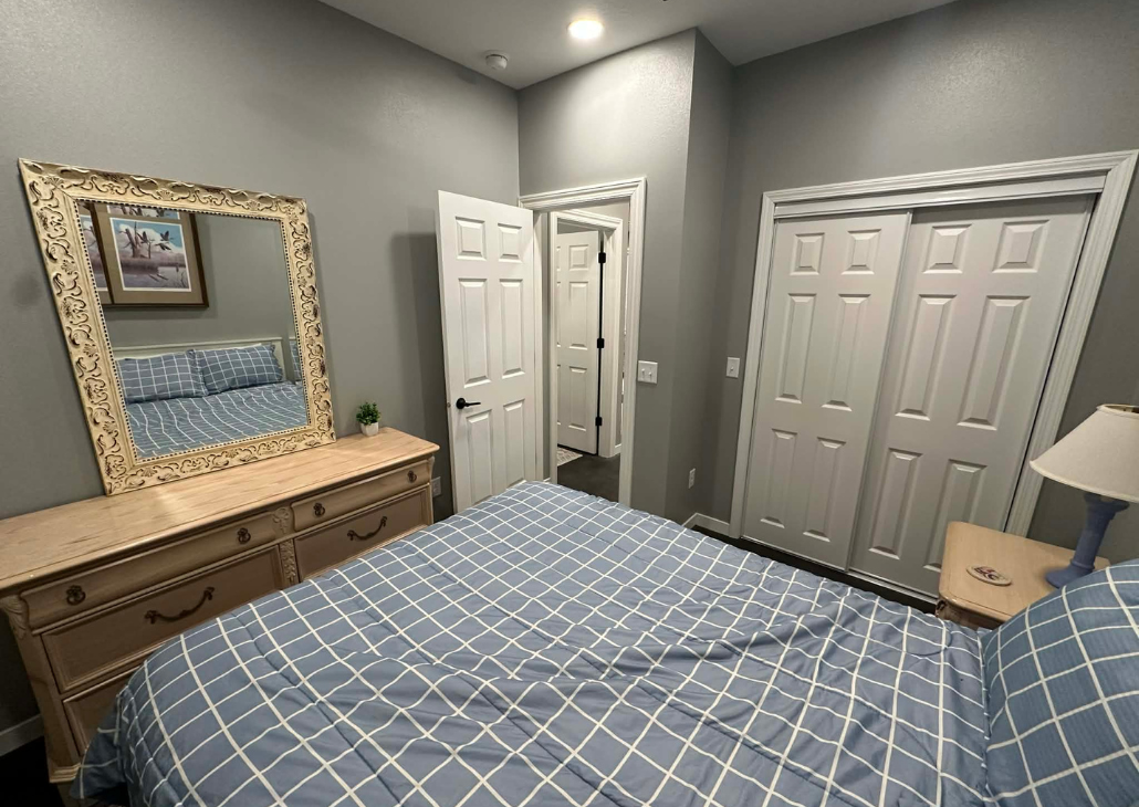 NEW HOUSE: Bedroom 2 with queen bed and a closet to put your belongings.