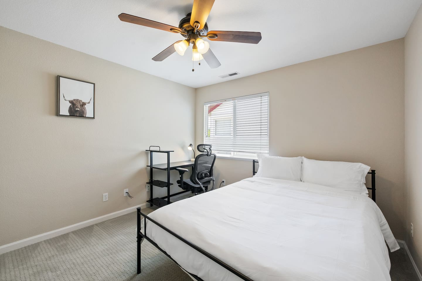 Bedroom 5 with Double bed+ working desk and chair 