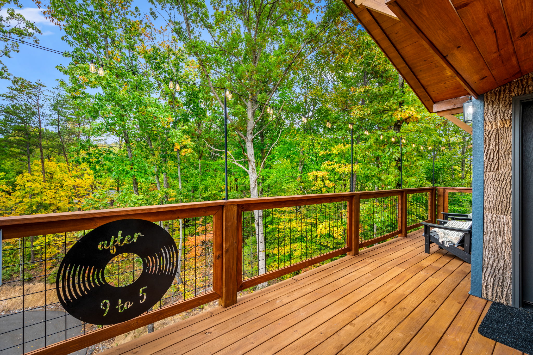 Relax out back. Enjoy the changing of the colors. Sip your coffee. Then listen, past the birds, it's the sound of Dolly's train. 

Balcony deck with comfortable seating - perfect for morning coffee with a view, evening relaxation in the hot tub.