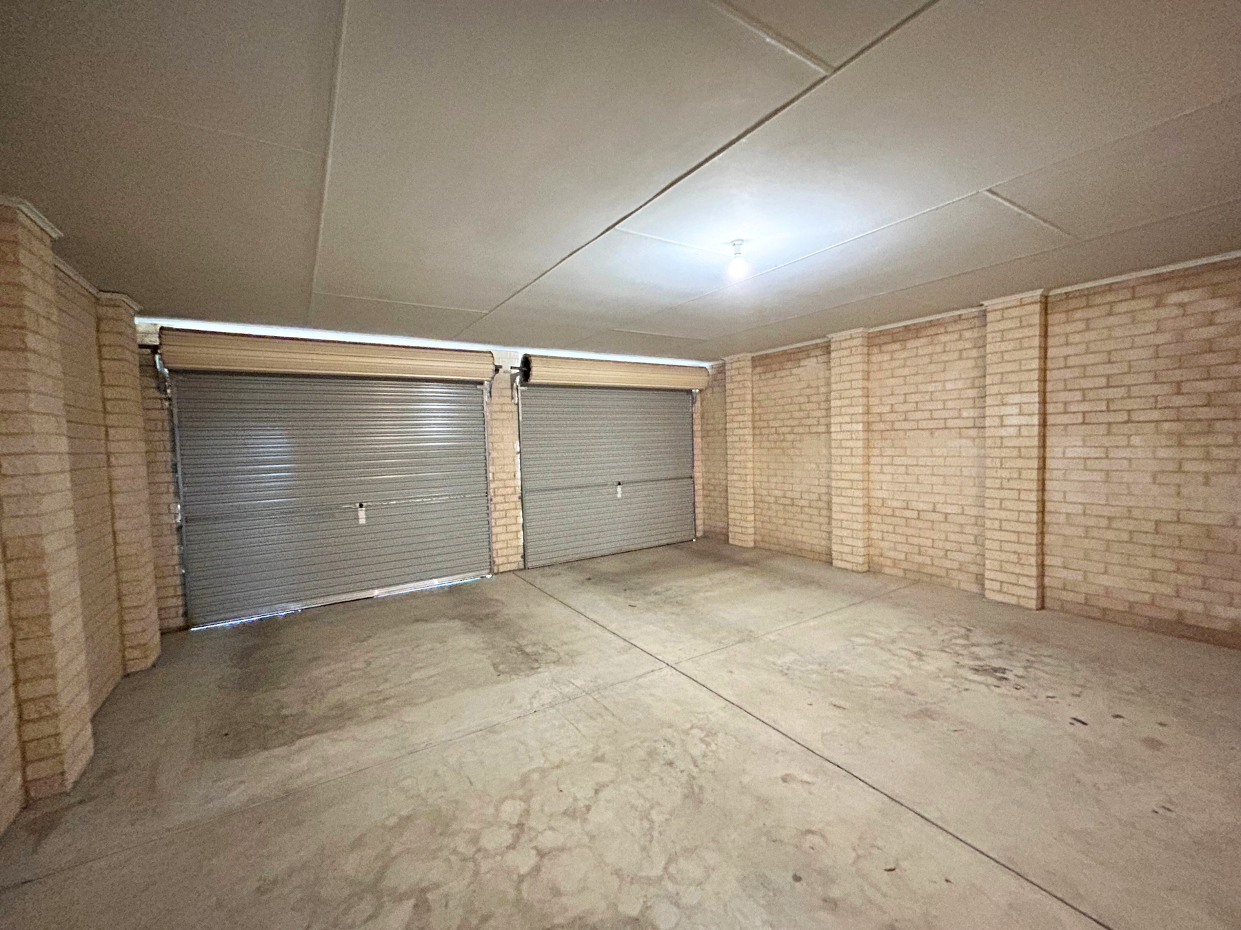 Dble Garage - direct entrance to home