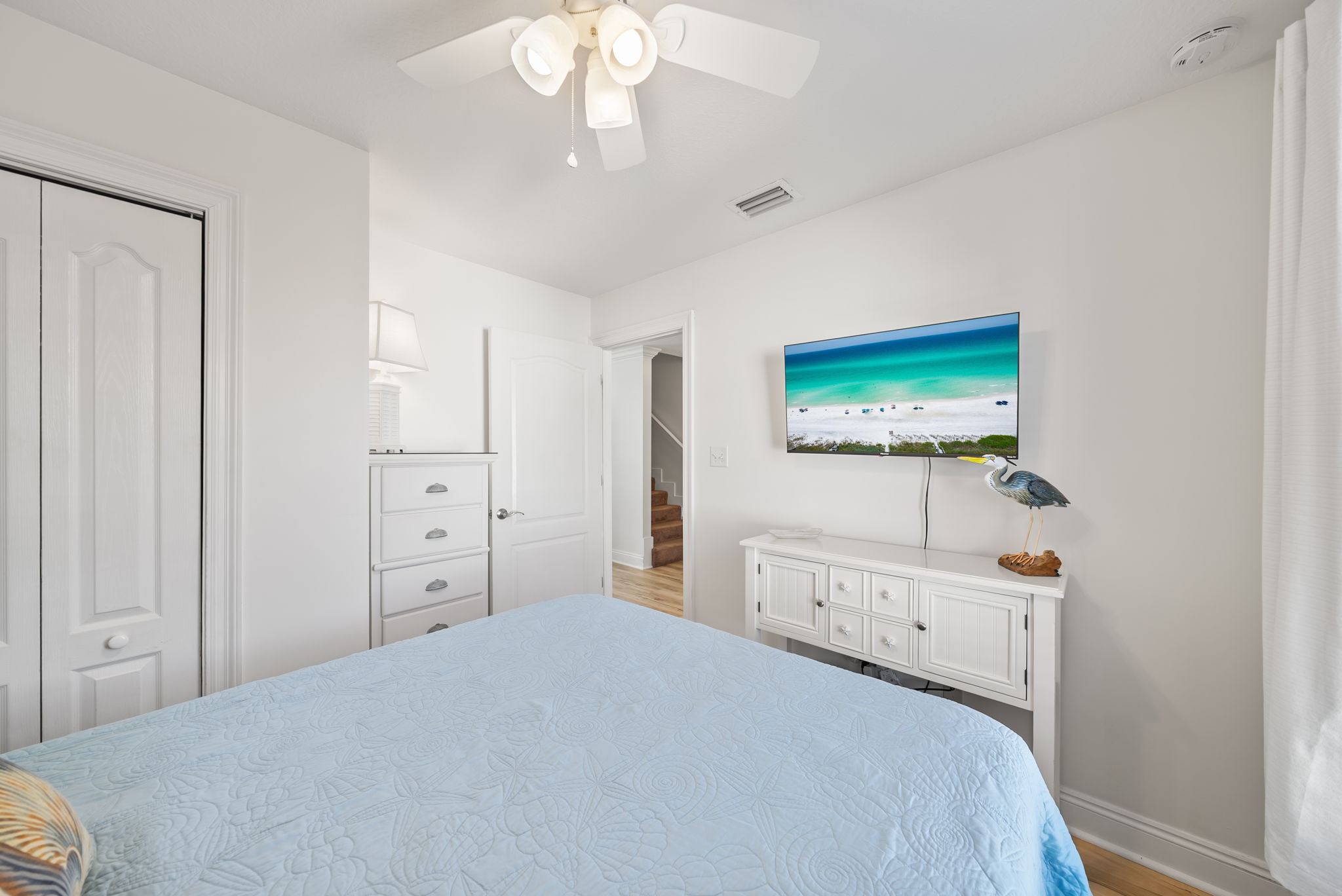 Queen bedroom on the 2nd floor in 115