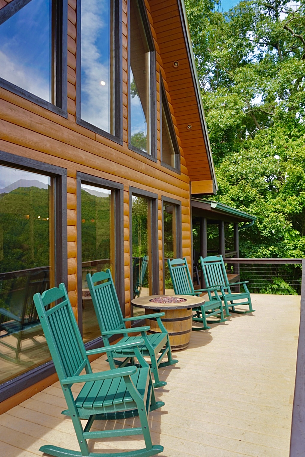 Outdoor Deck: Sip coffee on the deck while soaking in stunning mountain views and fresh breezes!
