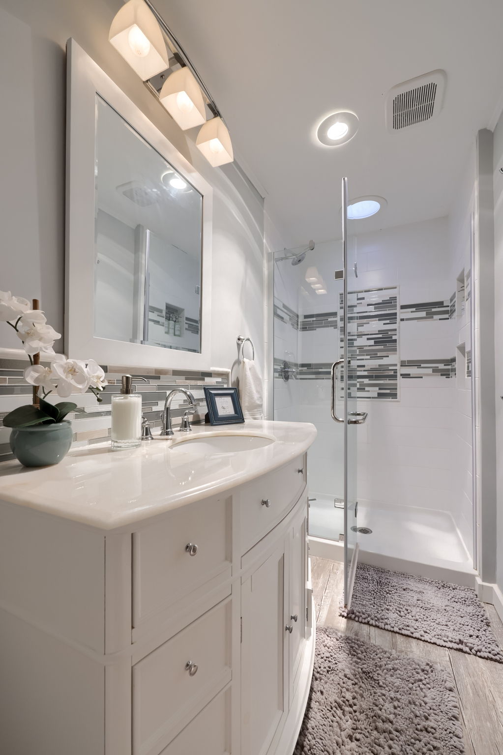 En Suite primary bathroom (washer and dryer are located in this bathroom for guest convenience)
