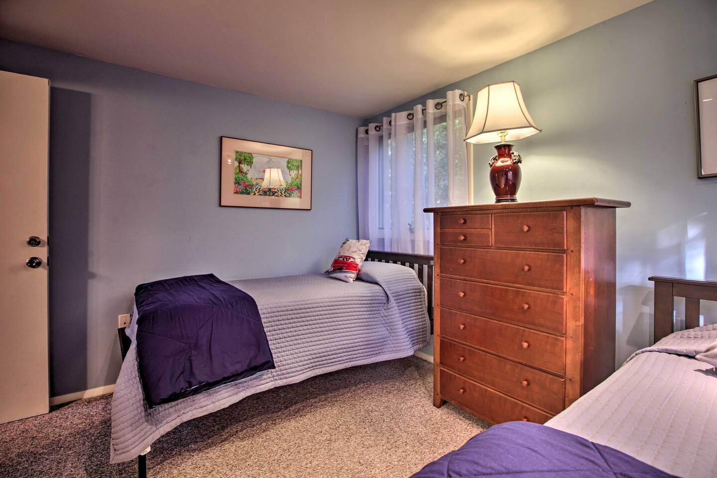 another angle of the twin beds