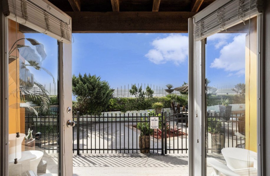 aefe31c9d2f248d383ec3953d6b43209 | Beachhouse | Texas | TX | Vacation Homes | Galveston | Crystal Beach | Kokomo | Breezy Days | Beachfront Elegance | Sunrise Serenity | Southern Sands Property Management, LLC