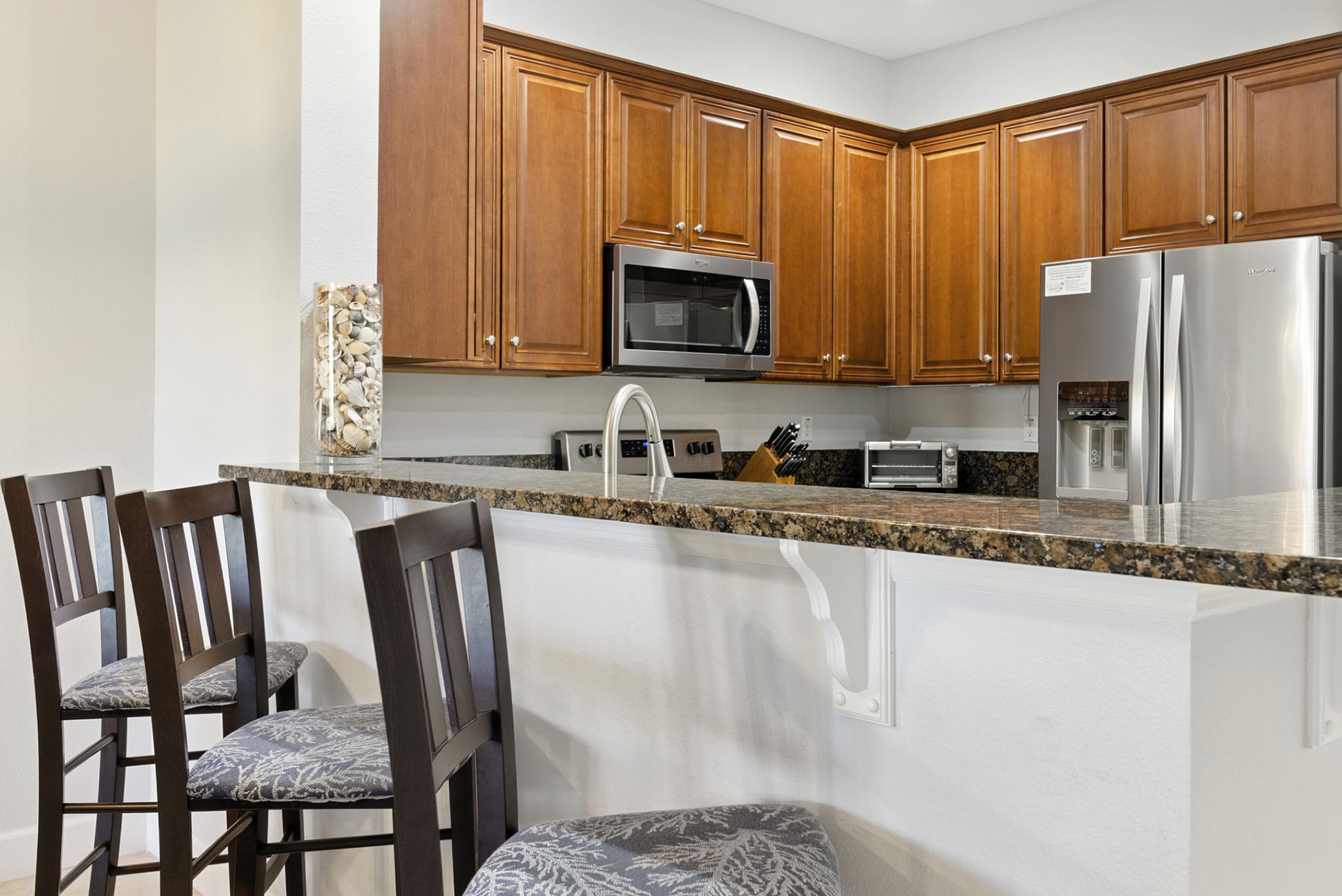 🍽️✨ The perfect gathering spot—this open kitchen features a spacious granite breakfast bar with seating, ideal for morning coffee, quick lunches, or chatting while dinner’s cooking. ☕🍳
