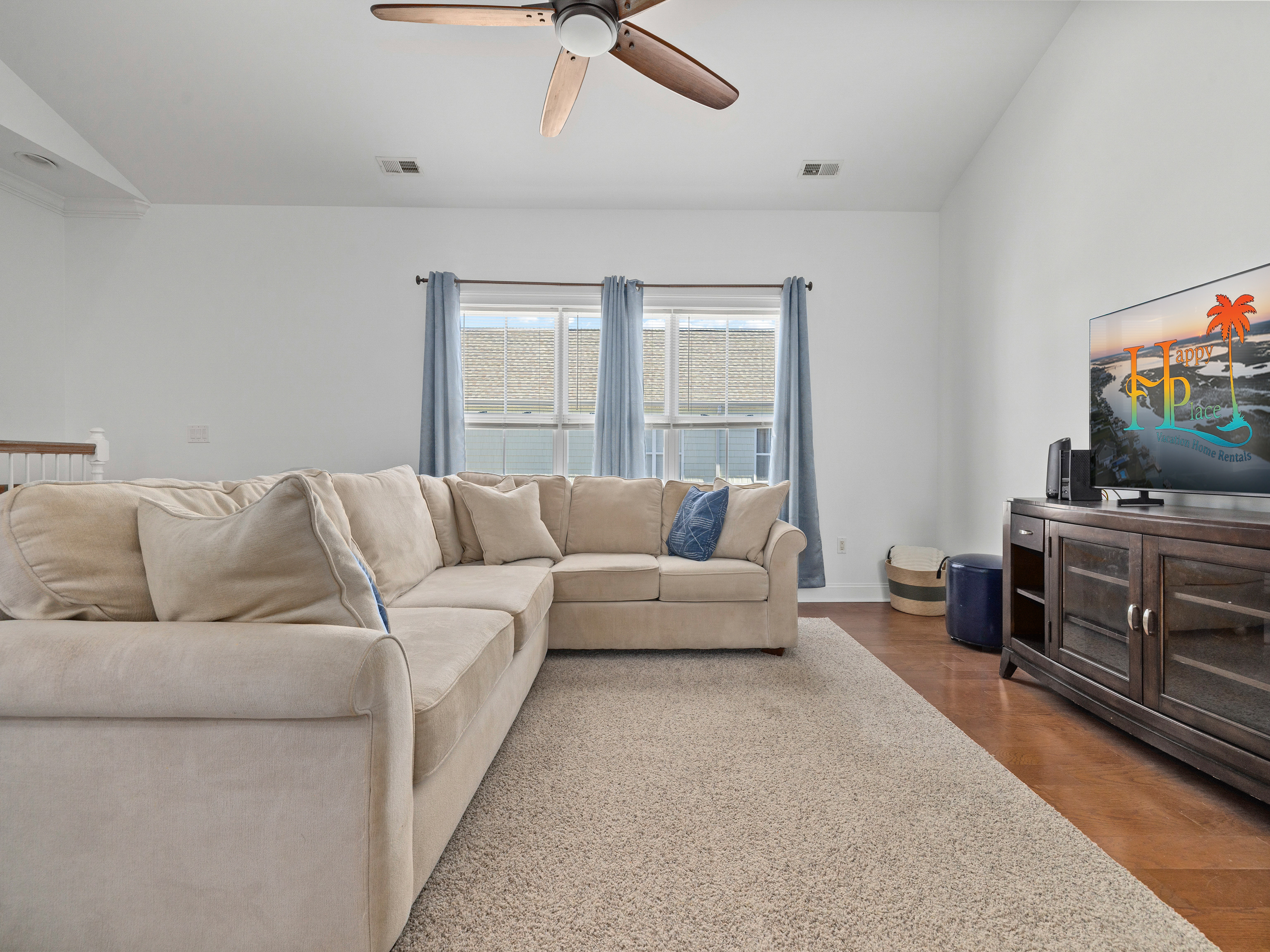 Designed for effortless group comfort.
Vaulted ceilings create an open, airy feel, while the oversized sectional invites everyone to relax together. A dedicated dining space encourages shared meals and game nights, the kitchen bar keeps Conversations alive