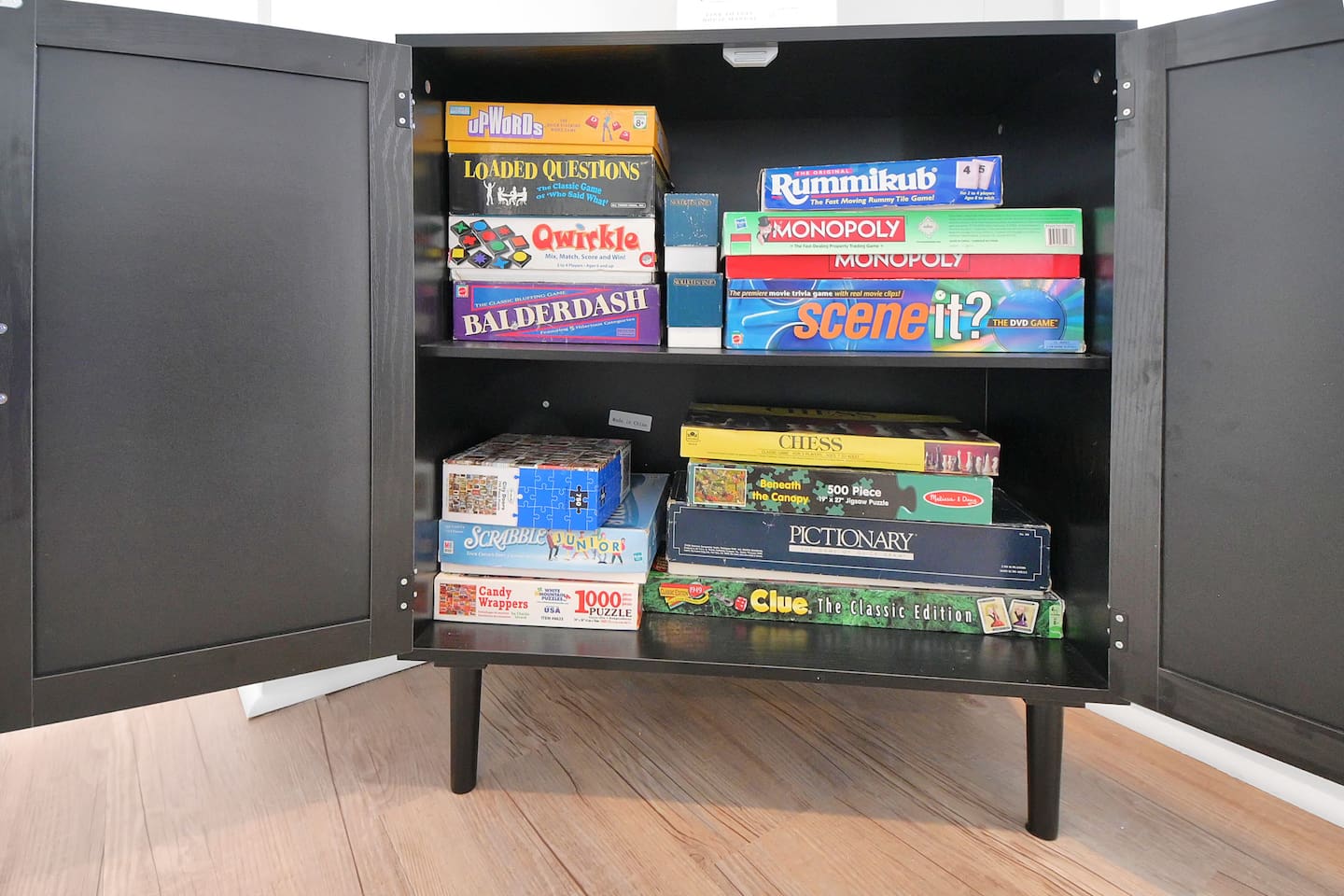 Full stocked with games ready for great nights with the family looking over the lake or after a dip in the hot tub! 