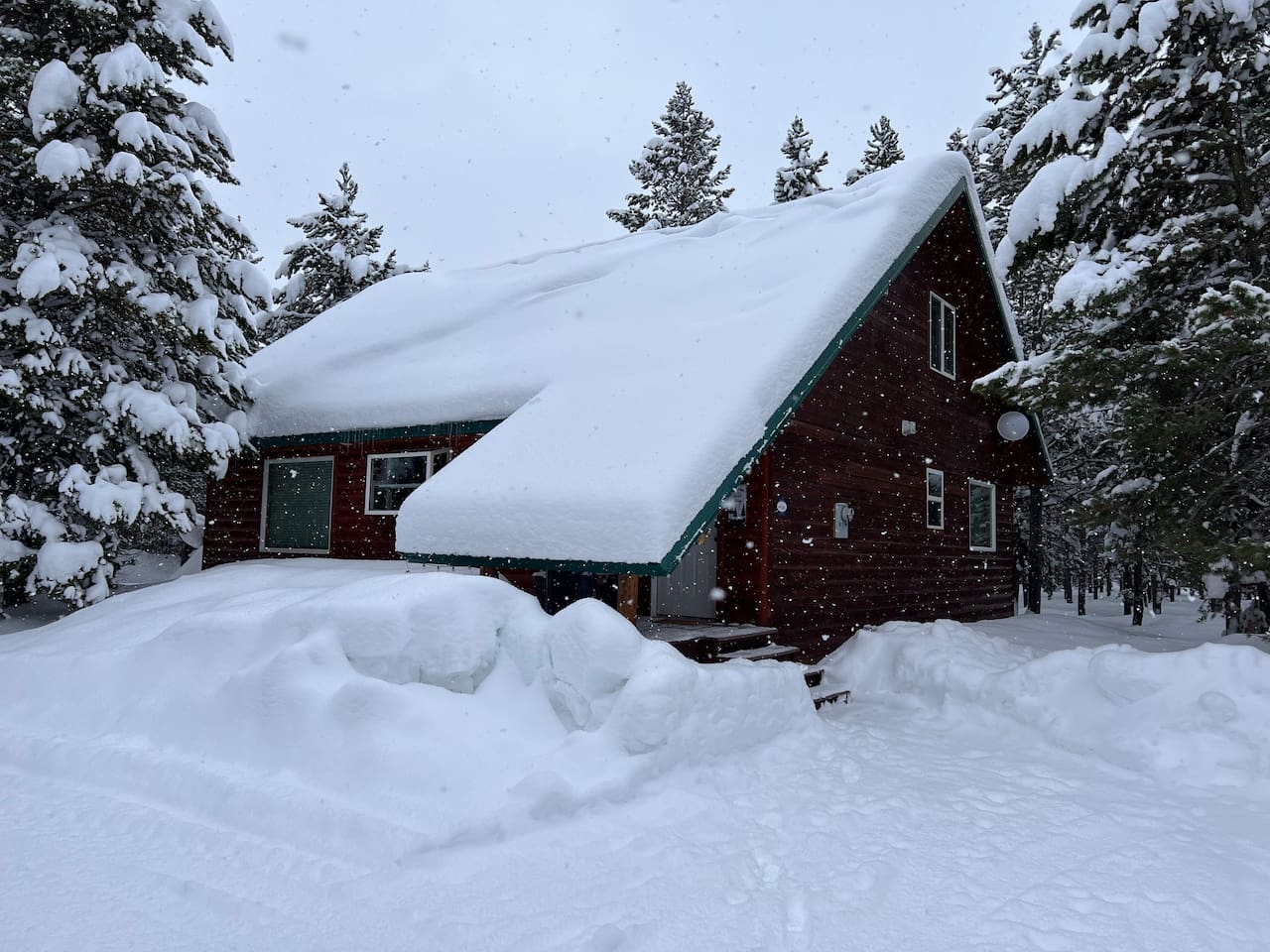 Peaceful and beautiful in the winter. Cabin is well heated.