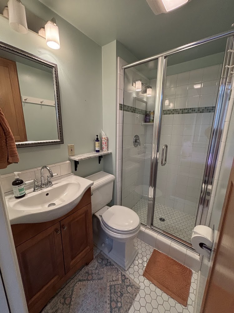 Front bedroom's en-suite bathroom