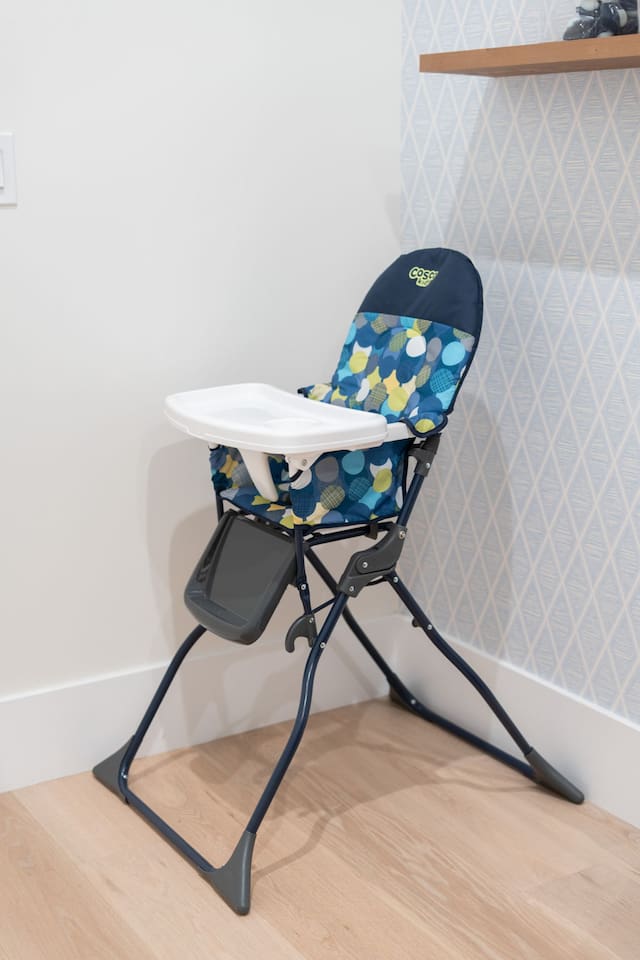 High chair for little ones – Family-friendly amenity with a foldable high chair, making mealtime easier for guests with kids.