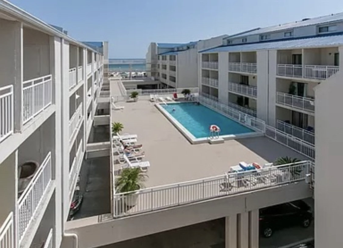 Upper Level Pool