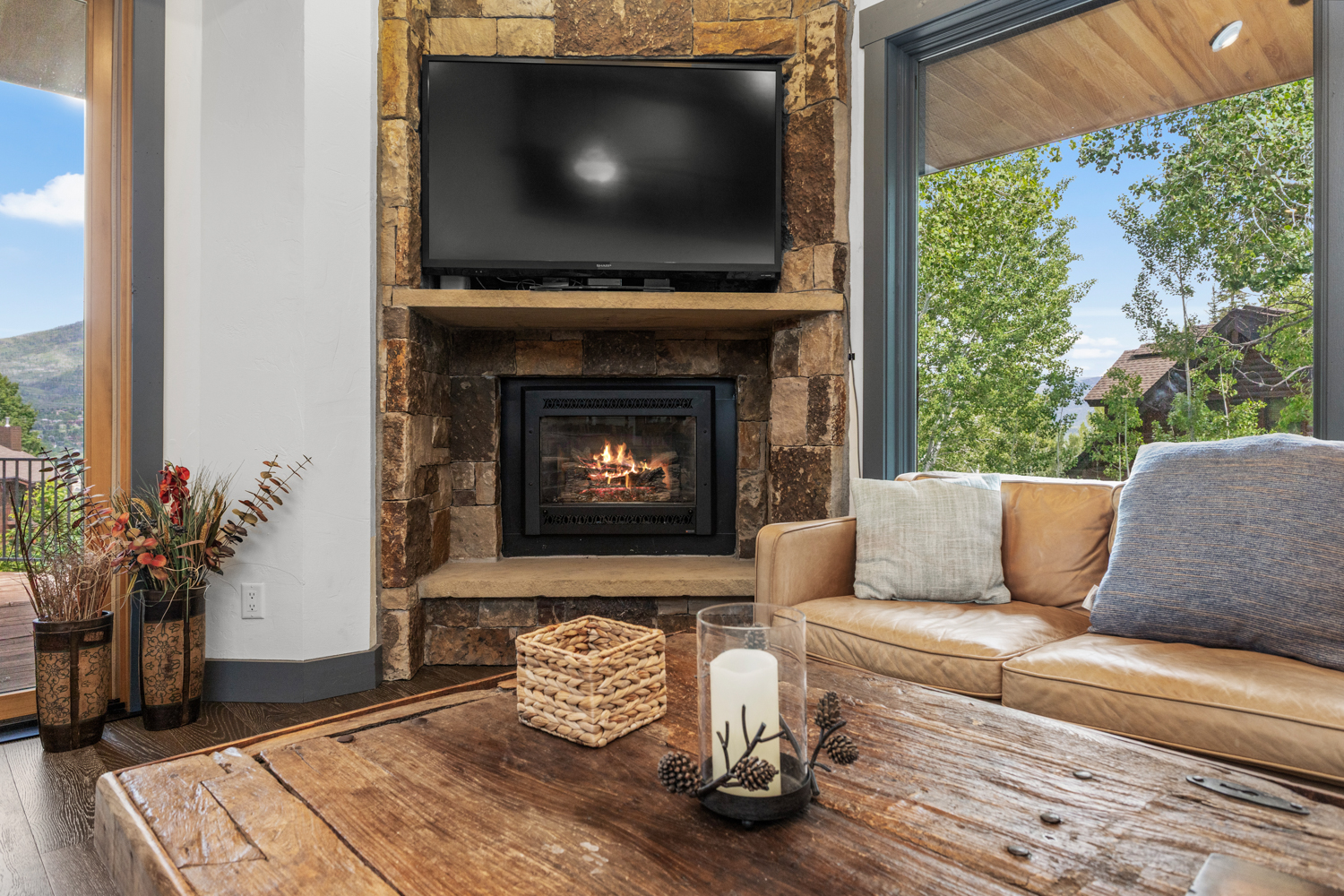 Living Room| Smart TV | Fireplace