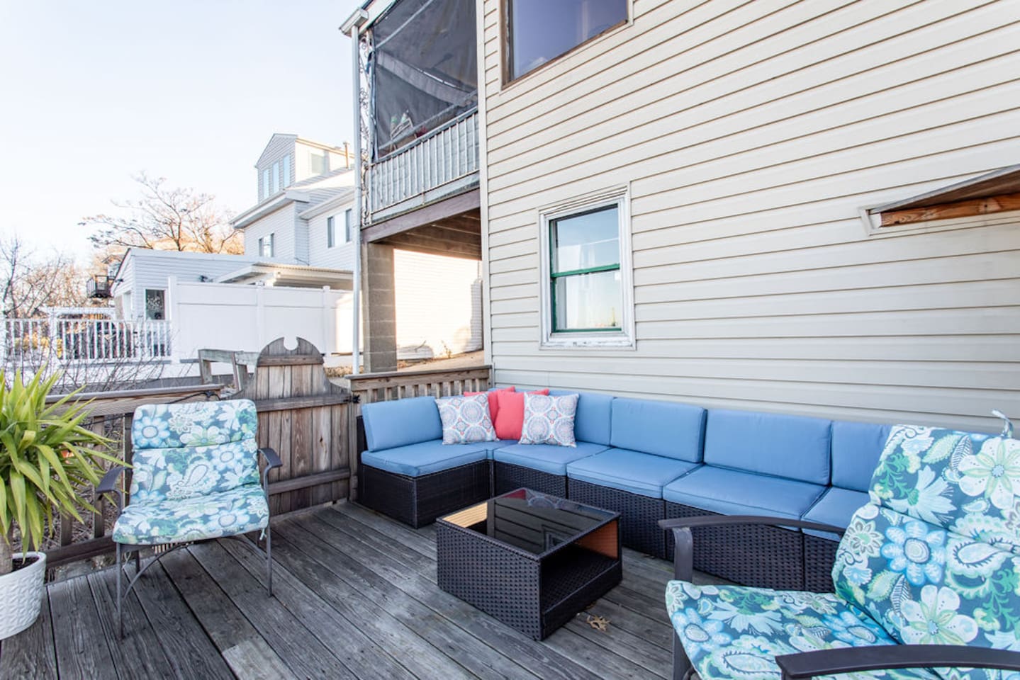 This deck is 100% private, all yours during your stay. No interruptions. Just relaxation.