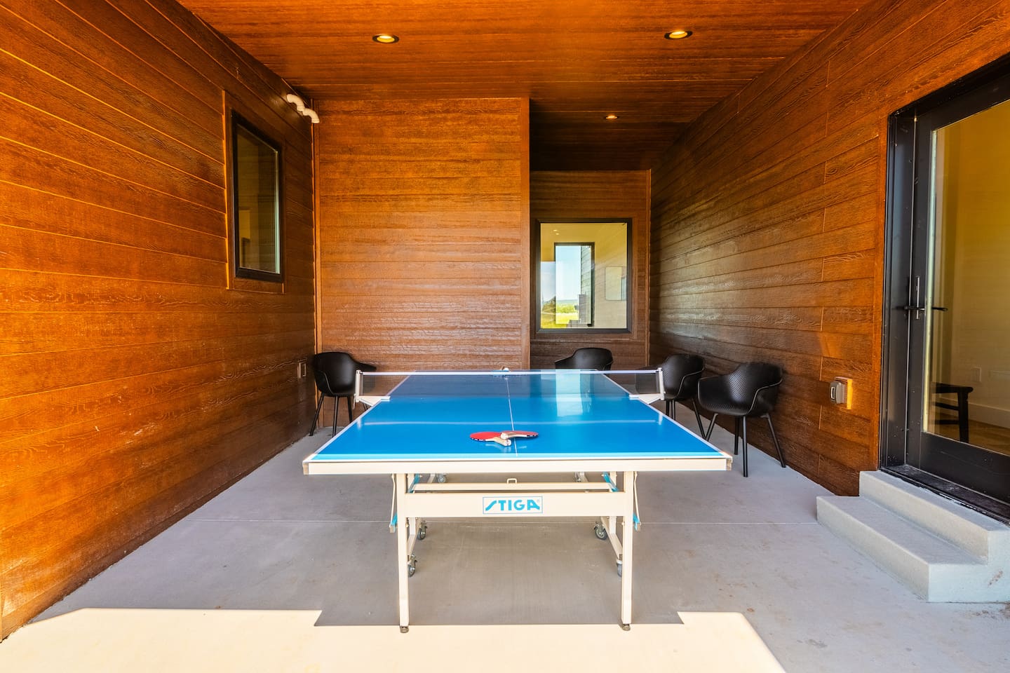 Surrounded by open skies and fresh air, the table is a stage for exhilarating matches!  Whether you're a seasoned ping pong enthusiast or a casual player, the thrill of the game is amplified by the natural backdrop that accompanies every serve.