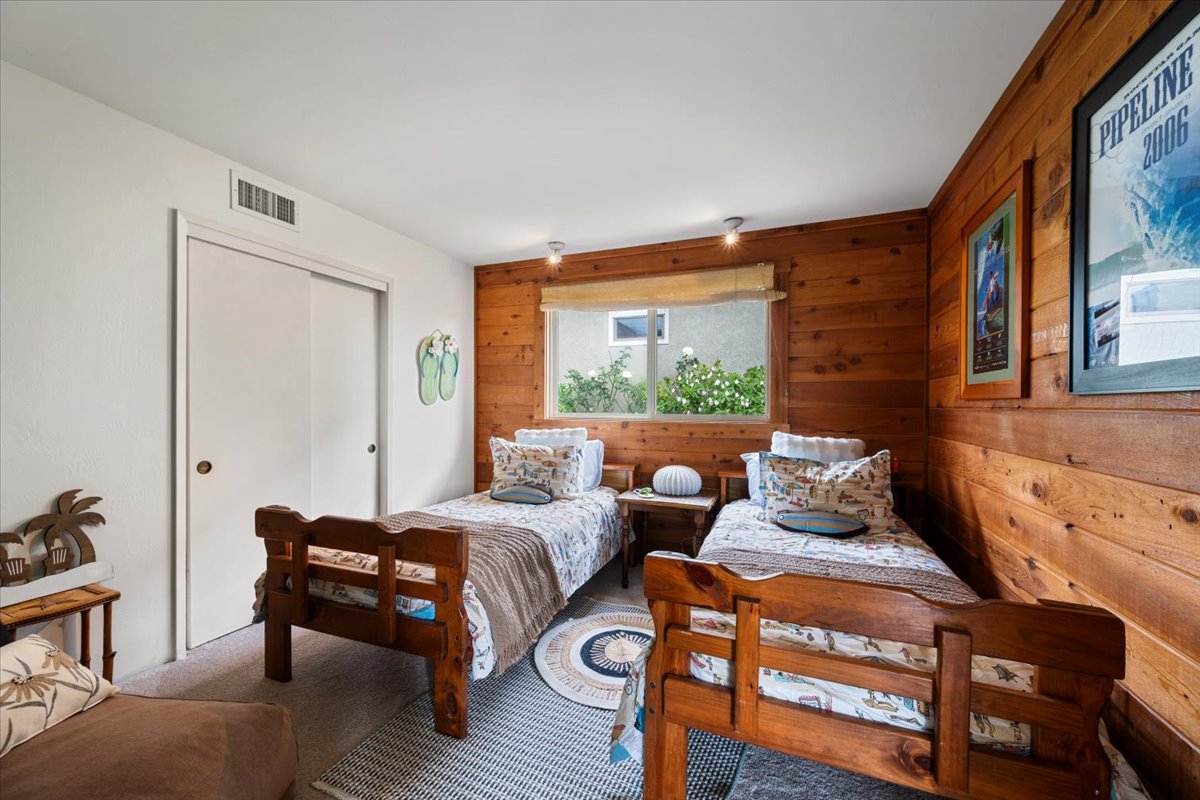 Third Bedroom: 2 twin beds