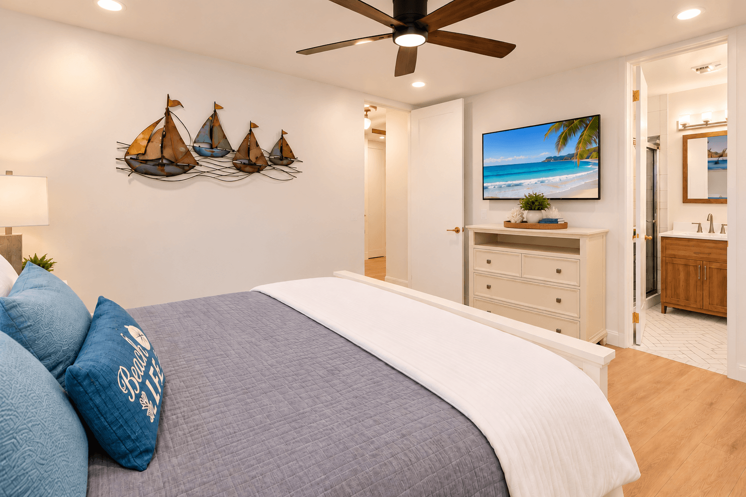 King-size bed Smart TV walk in closet