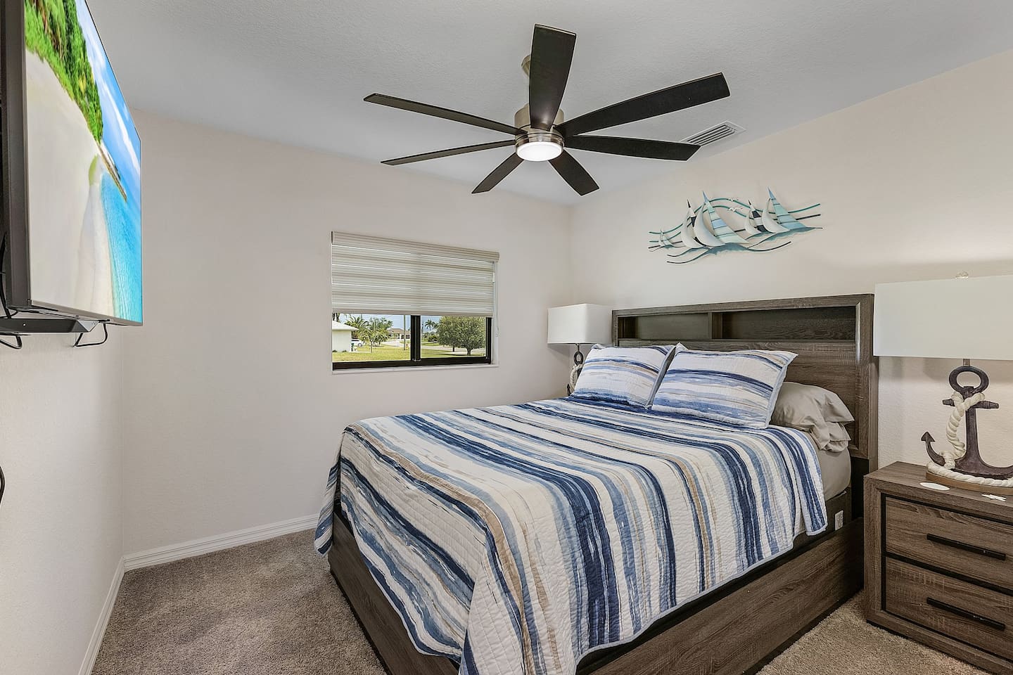 2nd Guest bedroom ( Queen-size) with smart TV.