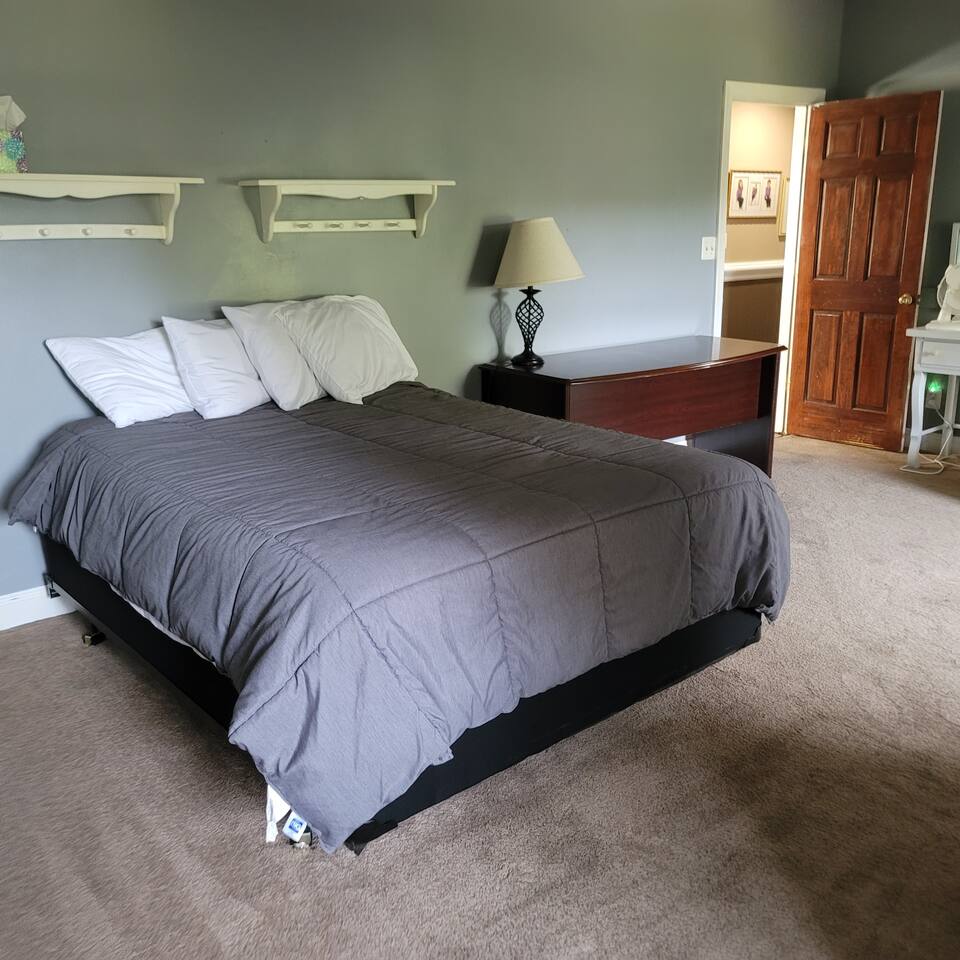Bedroom 3 (BR3) Queen Bed