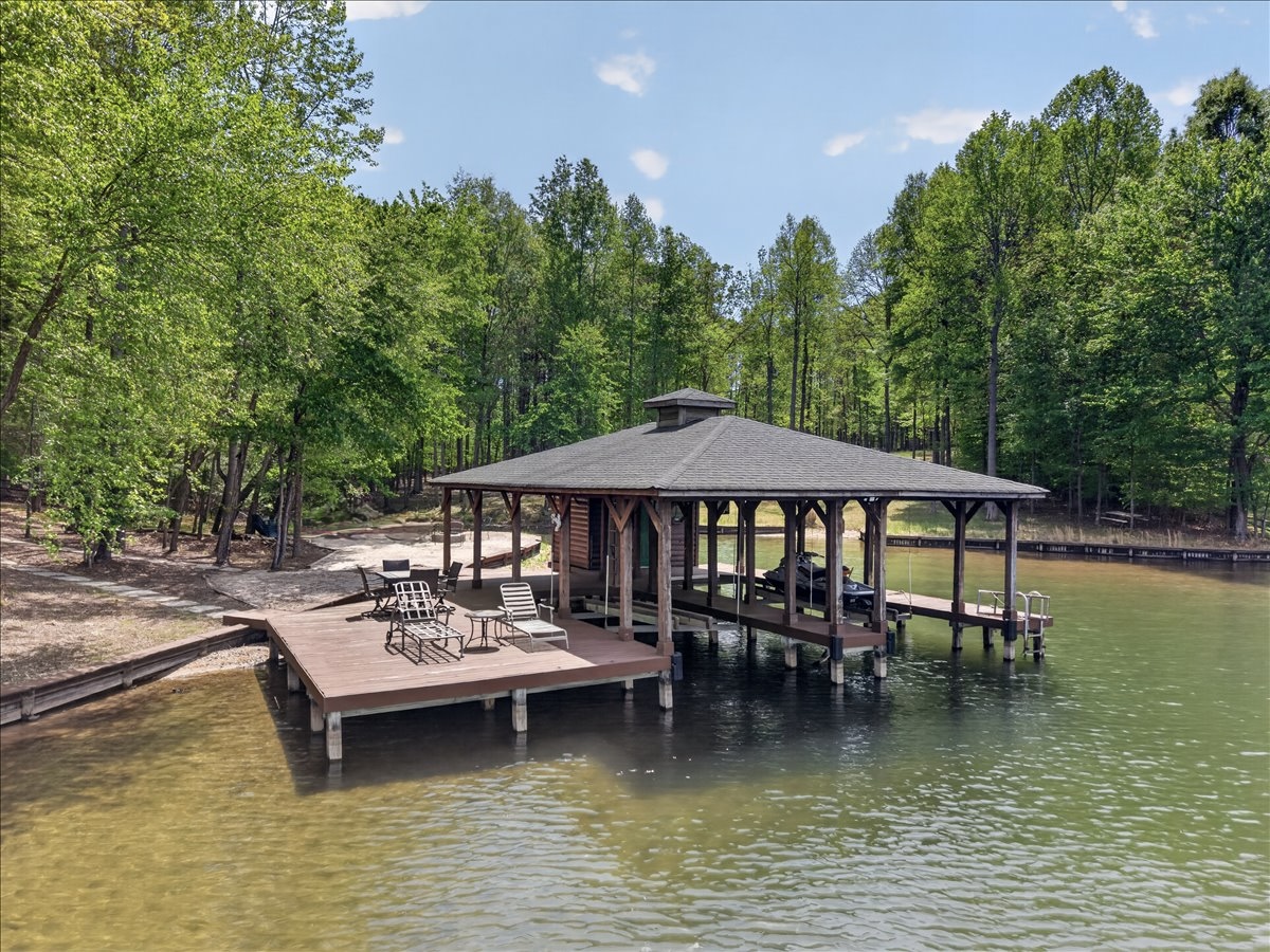 Boathouse hangs + lake days!