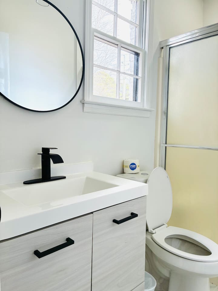 Main Level Cozy Shared Full Bathroom. 