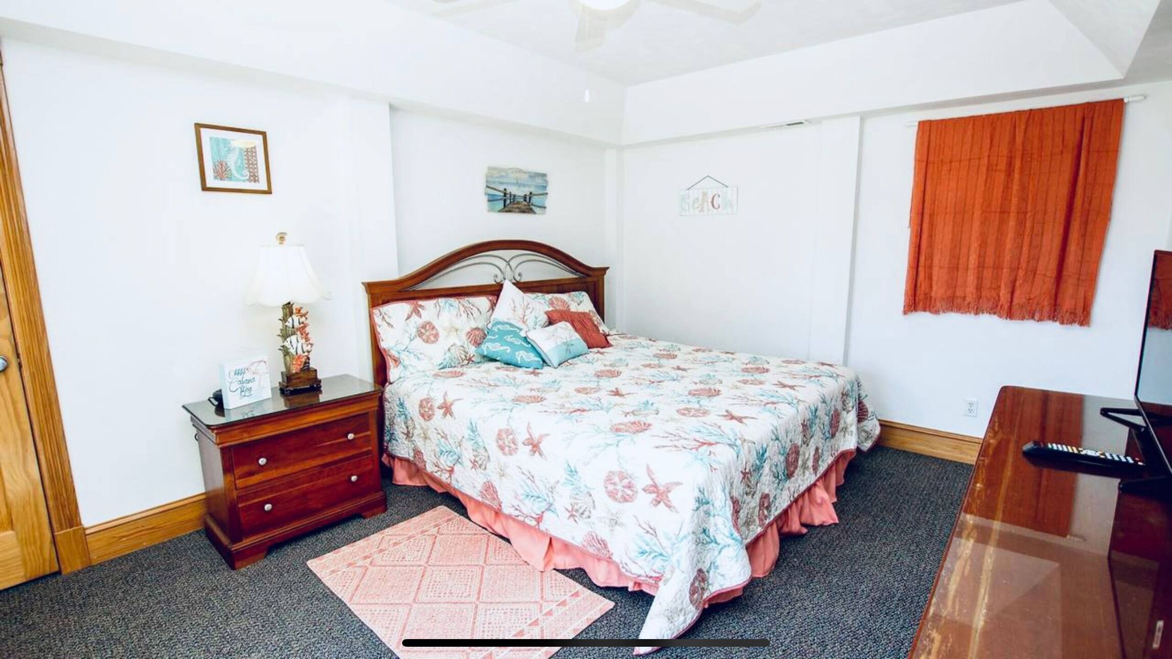 Bedroom  - King Master, Subtle elegance with a mix of white and delicate pink.