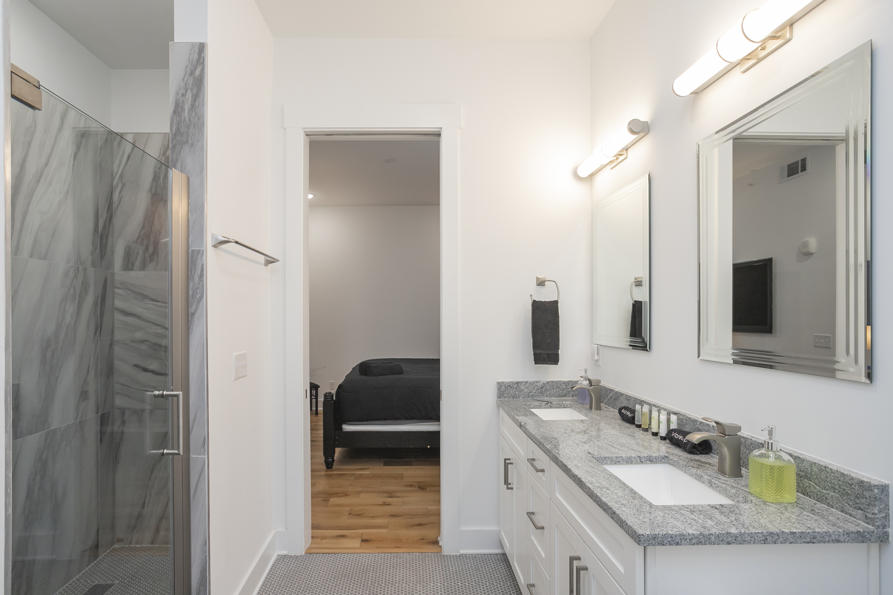 Beautiful Ensuite bath with plenty of space off the Capital Room