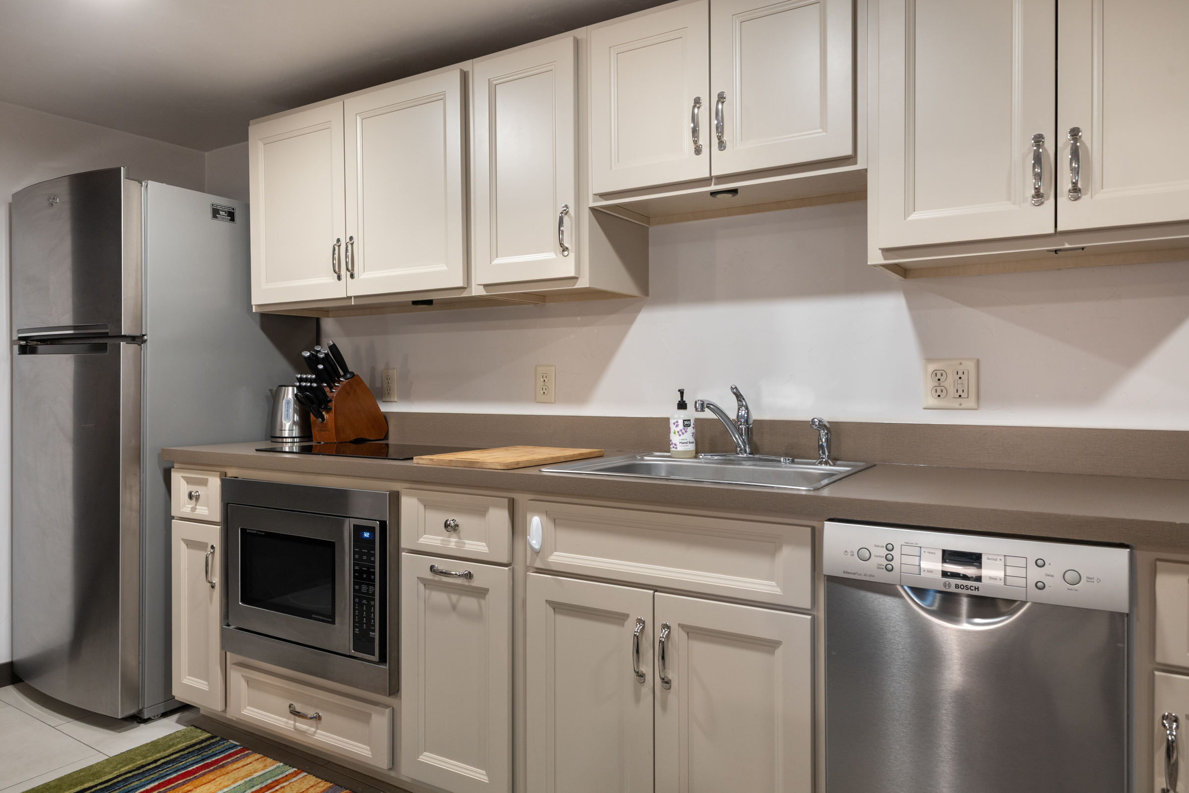 Modern Kitchen | Refrigerator | Kettle | Oven