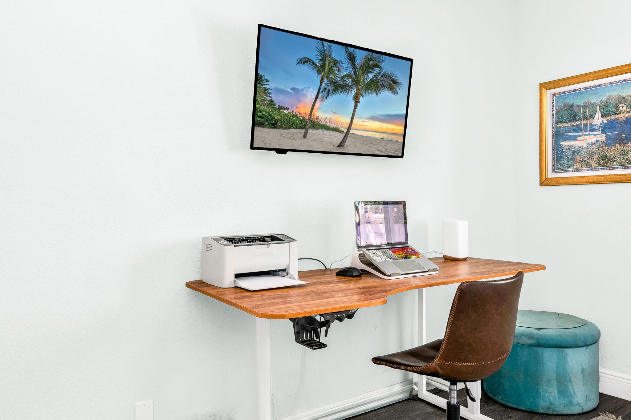 Elegant. bright and airy queen bedroom, both serene and tropical, luxury linens, work space and lush garden views, a perfect balance of comfort and productivity