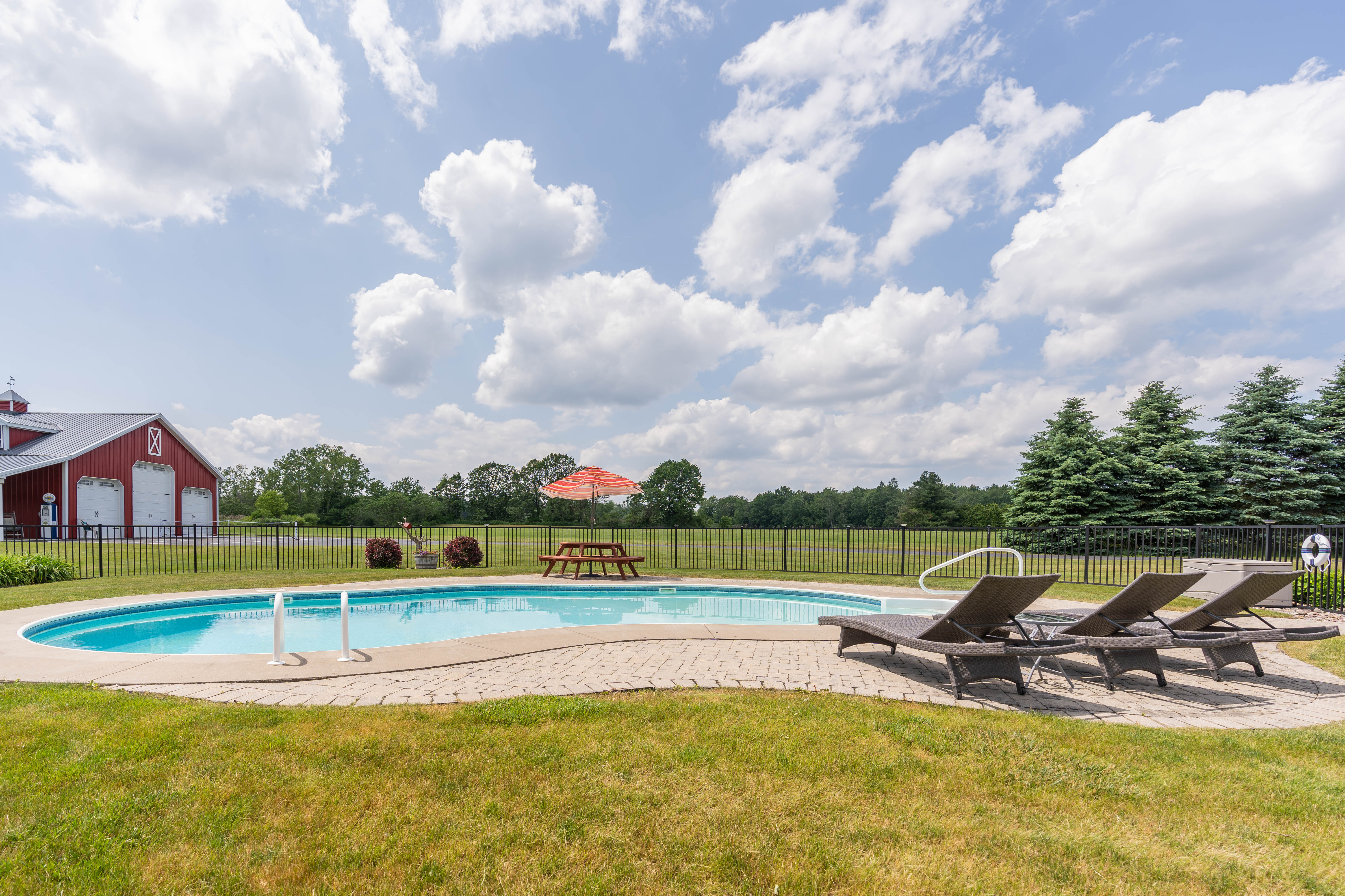 Private Family Retreat-Pool-Pickleball-10 acres-15m from Roc — Macedon, NY — vacation rental