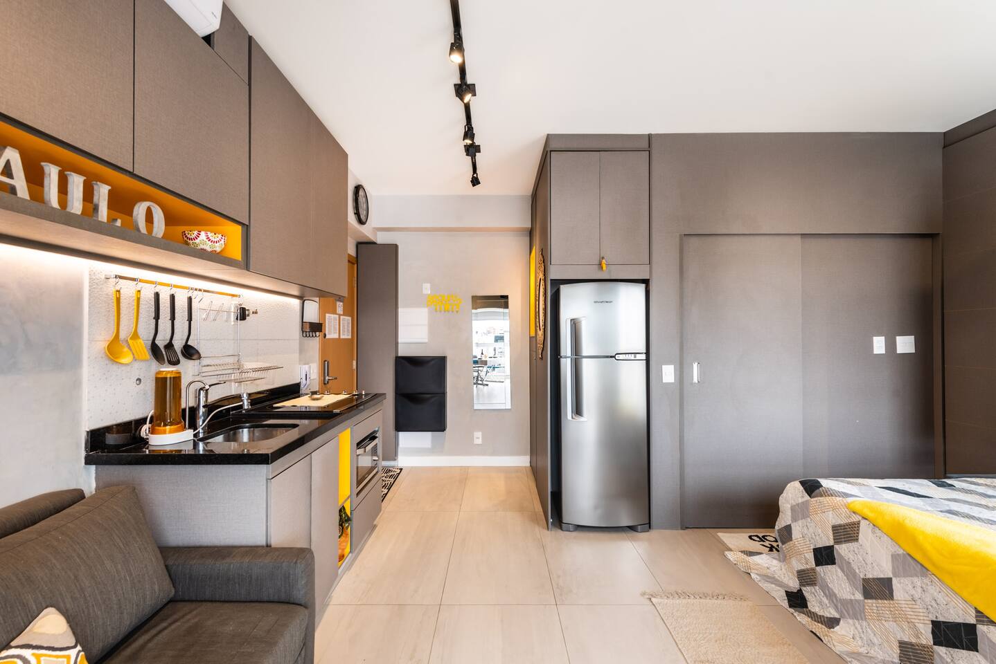 Ambiente integrado: sala, cozinha e quarto em um espaço amplo e iluminado, ideal para estadias longas.