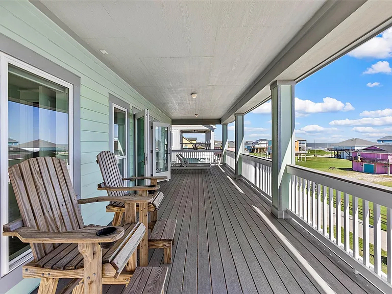 Crystal Paradise Outdoor Space: Sip your morning coffee or enjoy the sunset from a balcony overlooking the ocean.