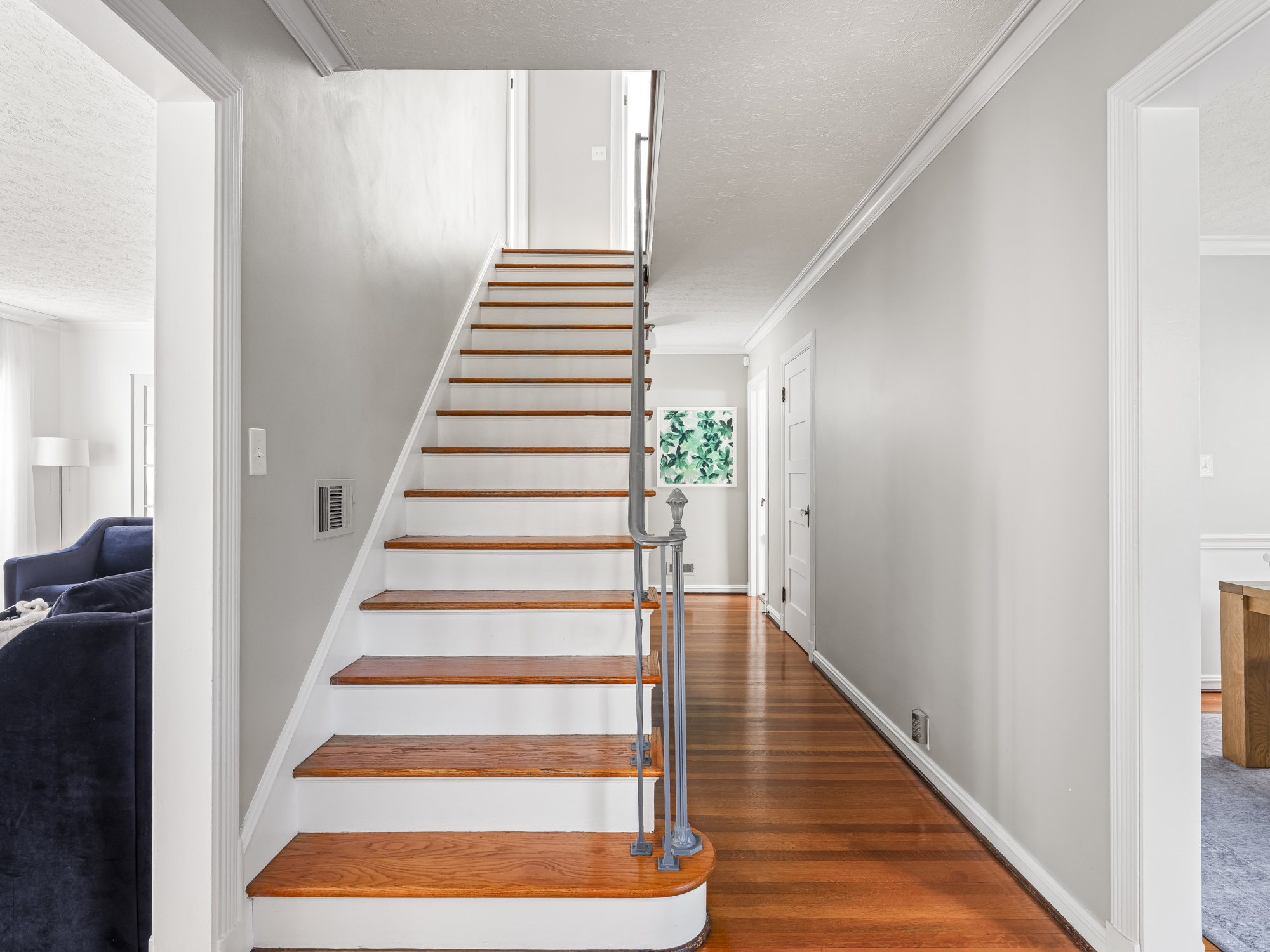 CENTRAL STAIRCASE - ALL 3 BEDROOMS UPSTAIRS