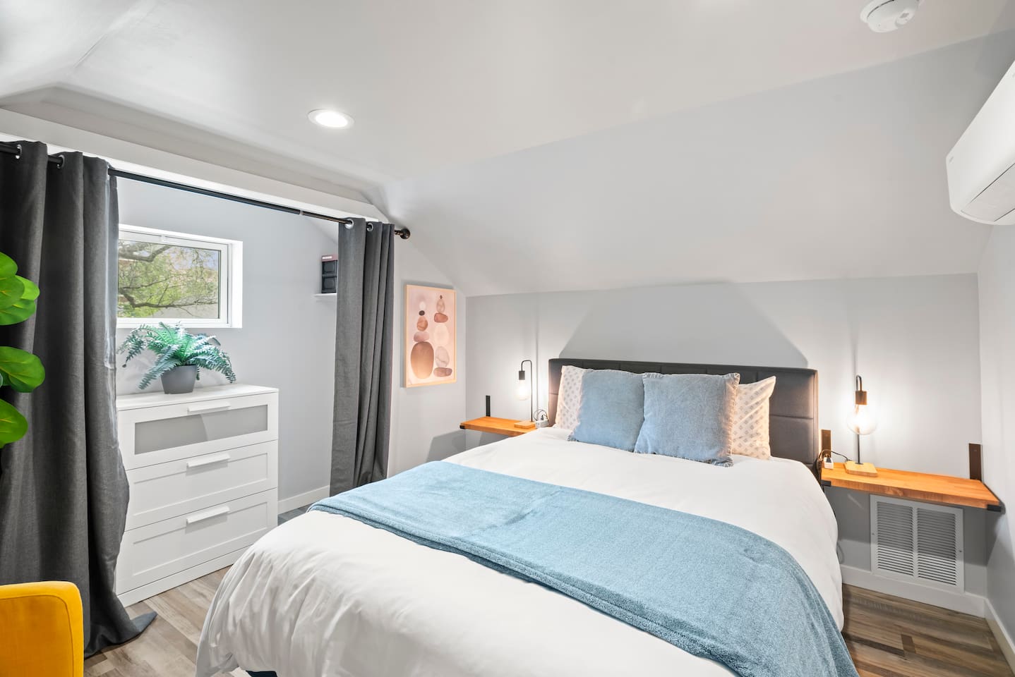 "The place is exactly like the pictures but with a bonus - the second bedroom is upstairs and is its own little haven." - Virginia (March 2024)