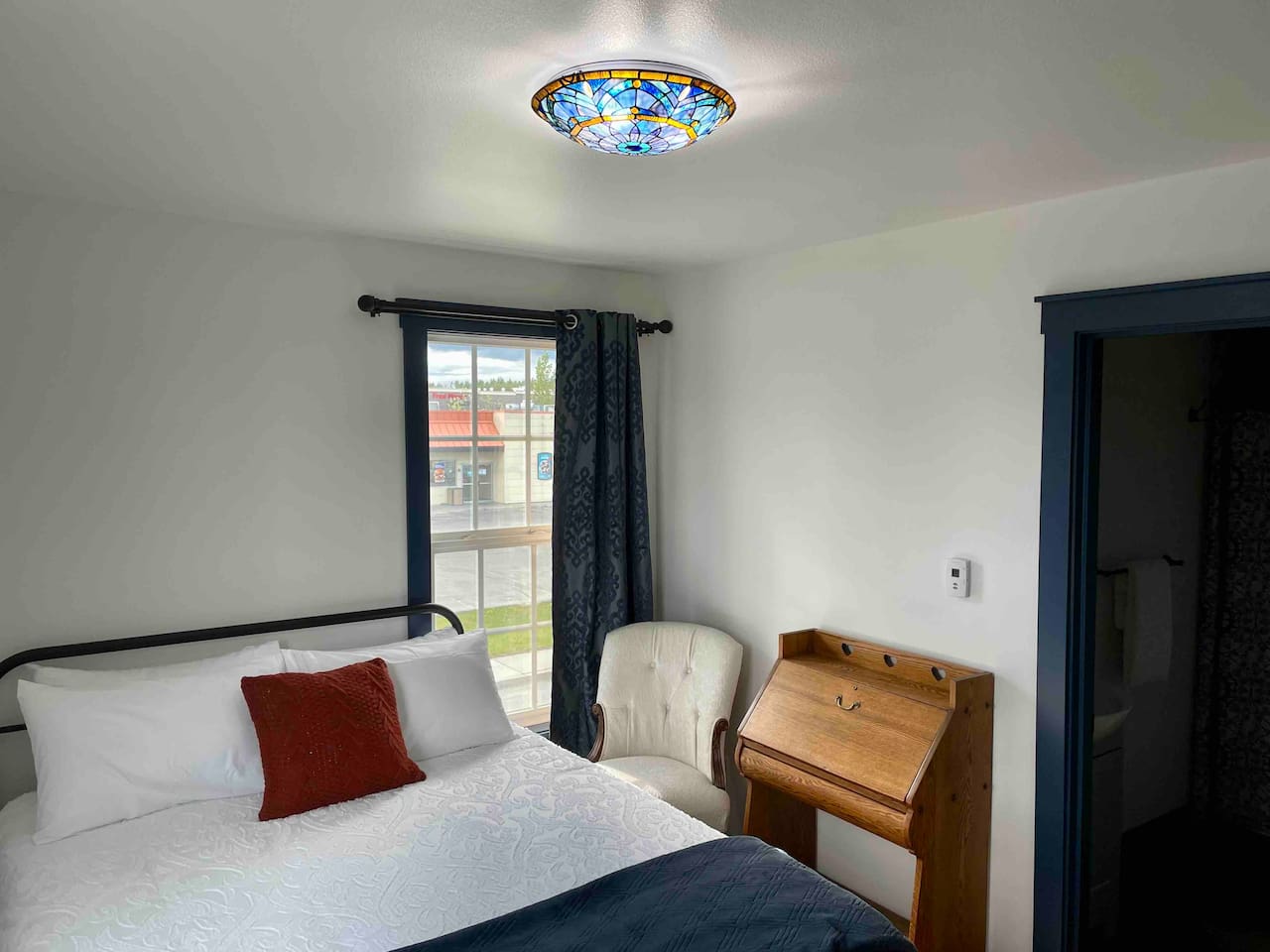 Queen Bed with private bathroom & secretary desk