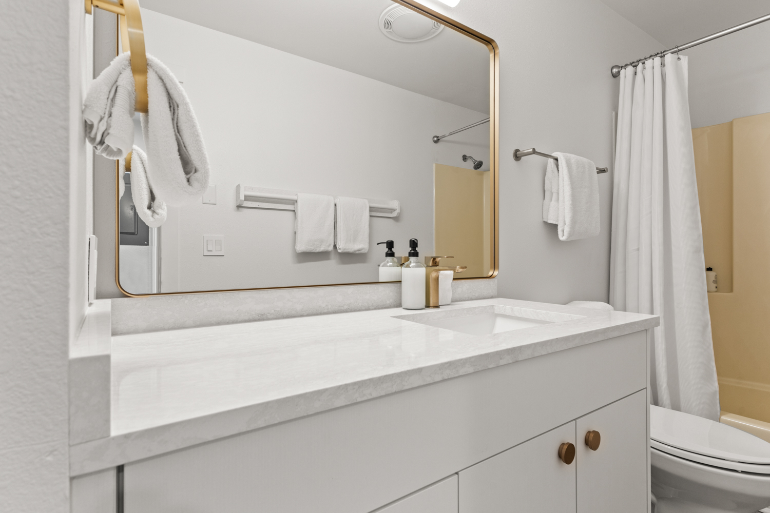 Ensuite Bathroom #1 | Toilet | Tub