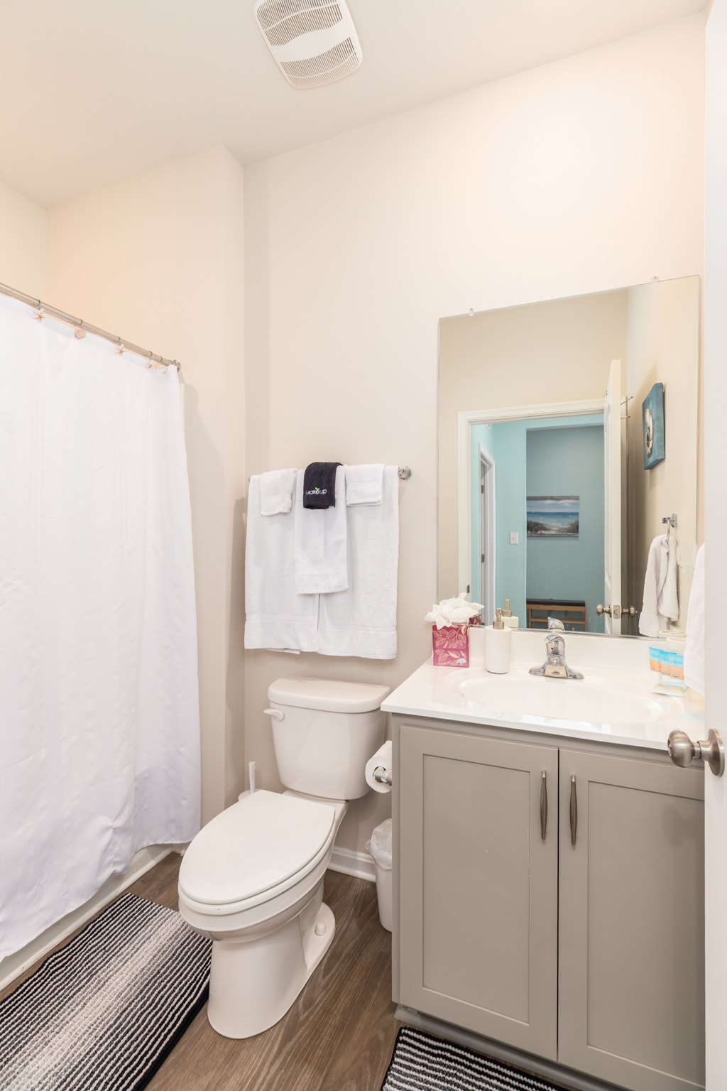 Explore our second bathroom—a harmonious blend of a shower and tub combo. It's a space for rejuvenating showers and relaxing baths, offering the best of both worlds. A soothing oasis for unwinding and refreshing moments. ✨
