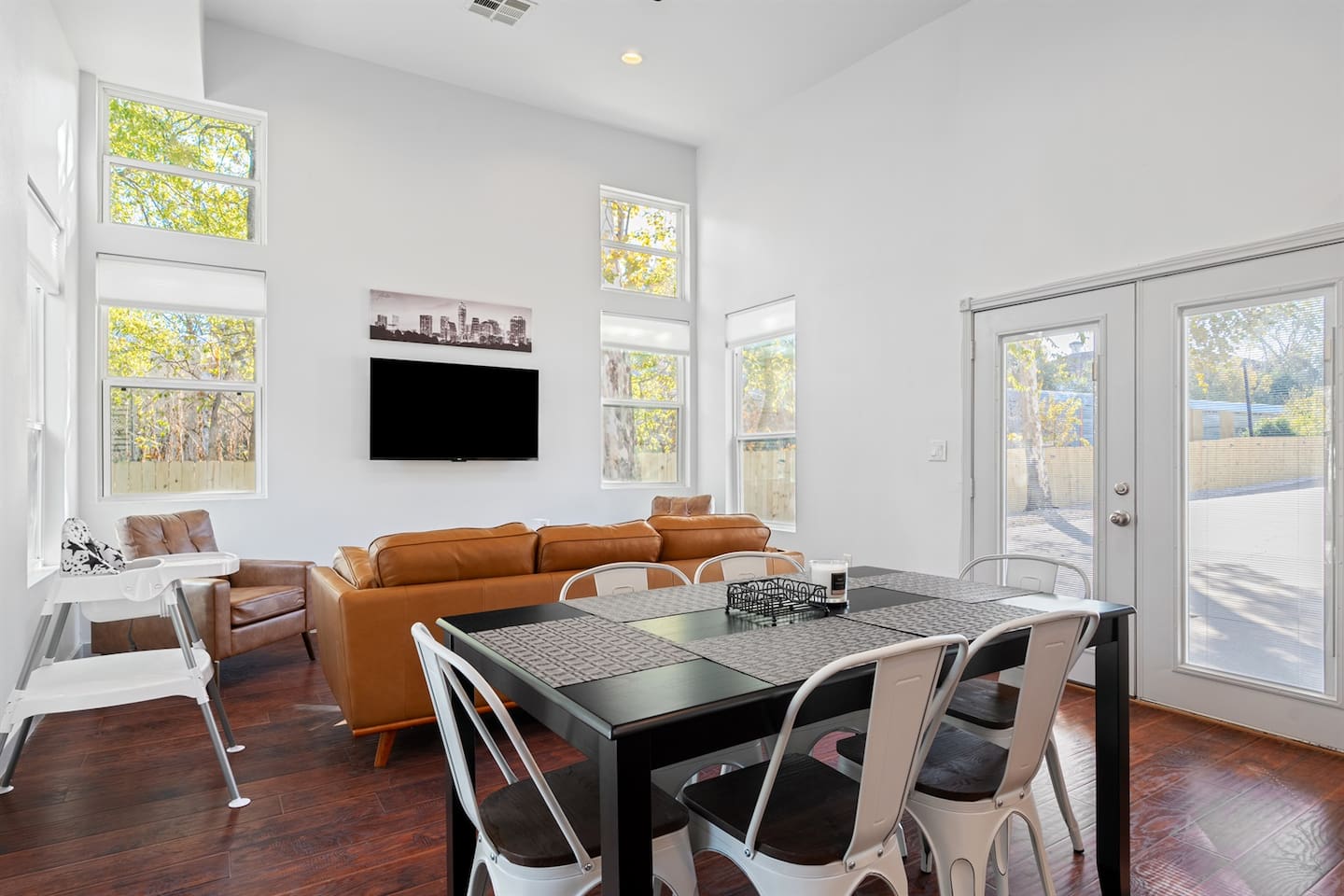 Middle Home: Stylish Tables. Unforgettable Feasts.