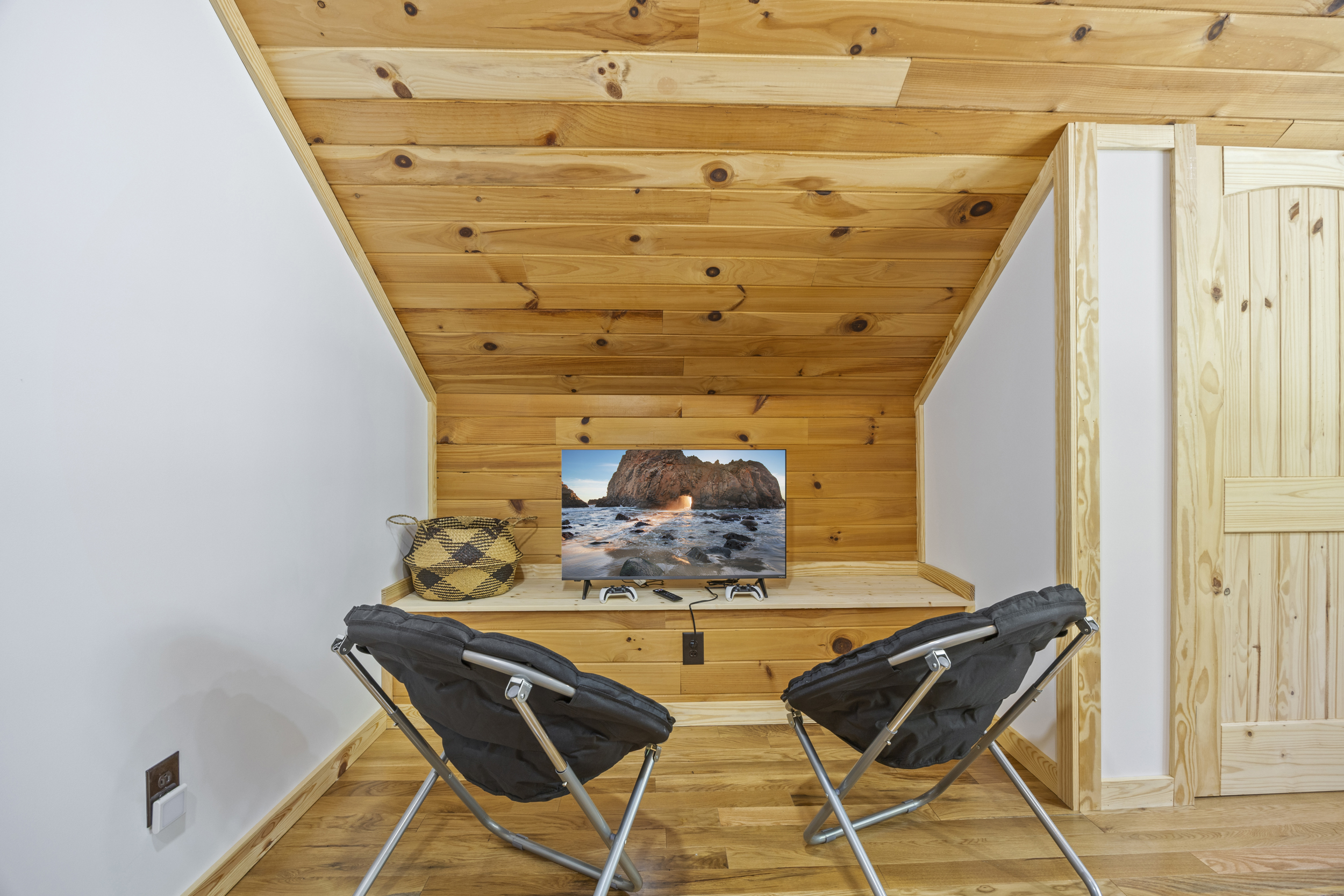 Loft with twin beds and its own TV + gaming setup, perfect for kids or teens.