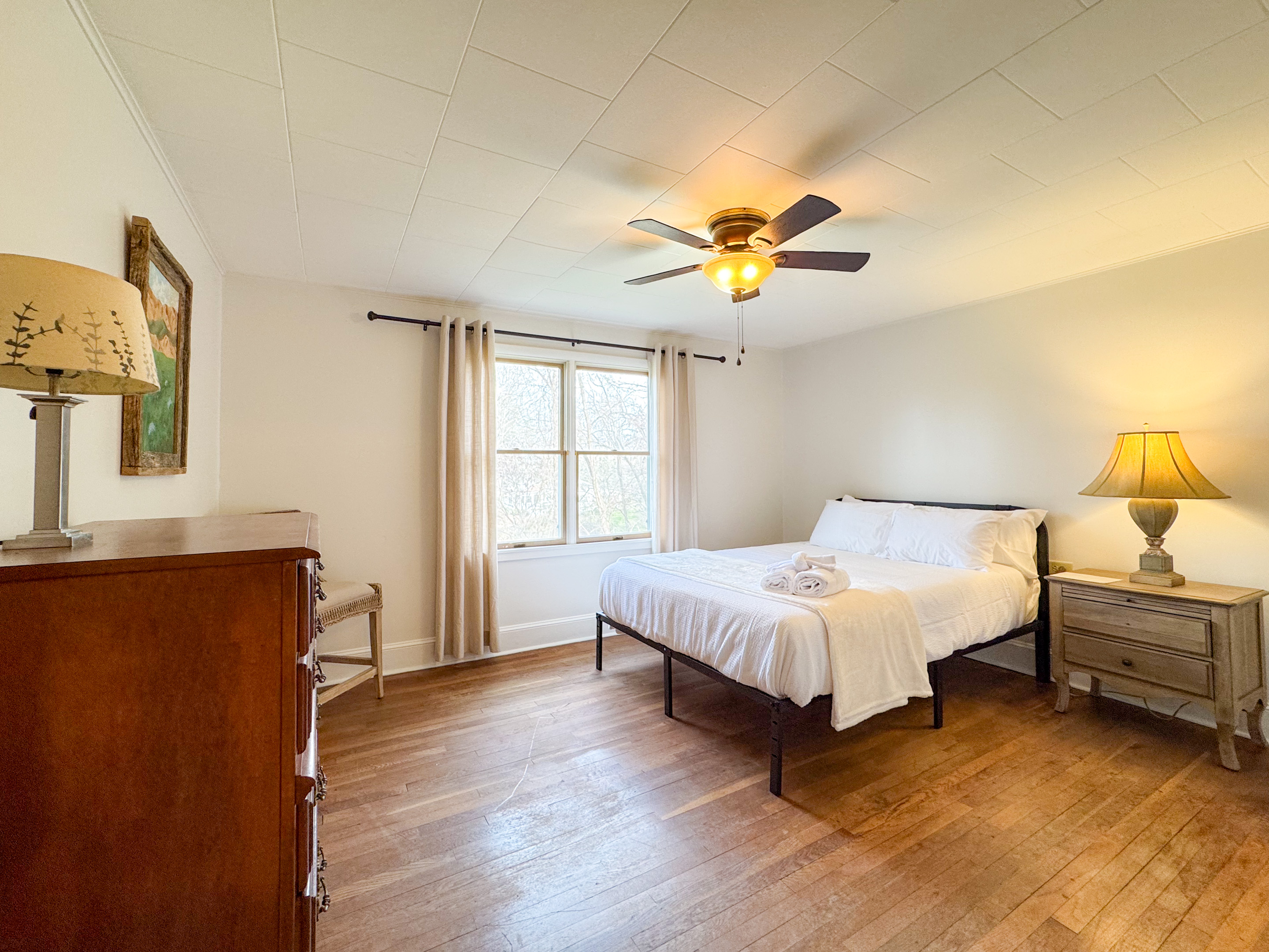 Our guest bedroom features a queen size bed with comfy, high thread count linens and shredded bamboo pillows! The beds are cooling memory foam with a medium firm feel.