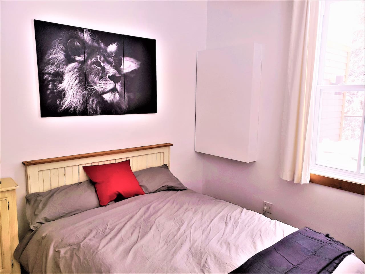 Chambre #2 au rez-de-chaussée avec un lit queen et un lit superposé.