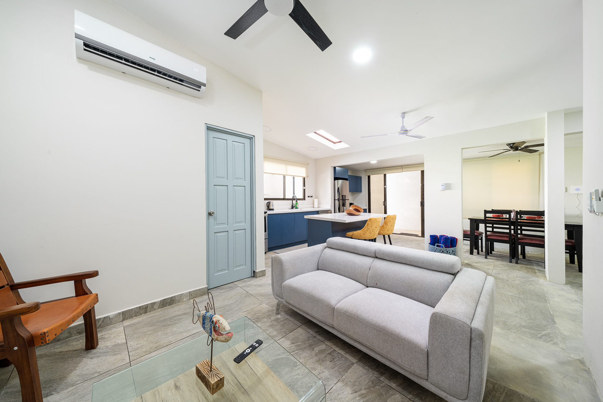 Spacious and cosy living room with couch, TV and chairs