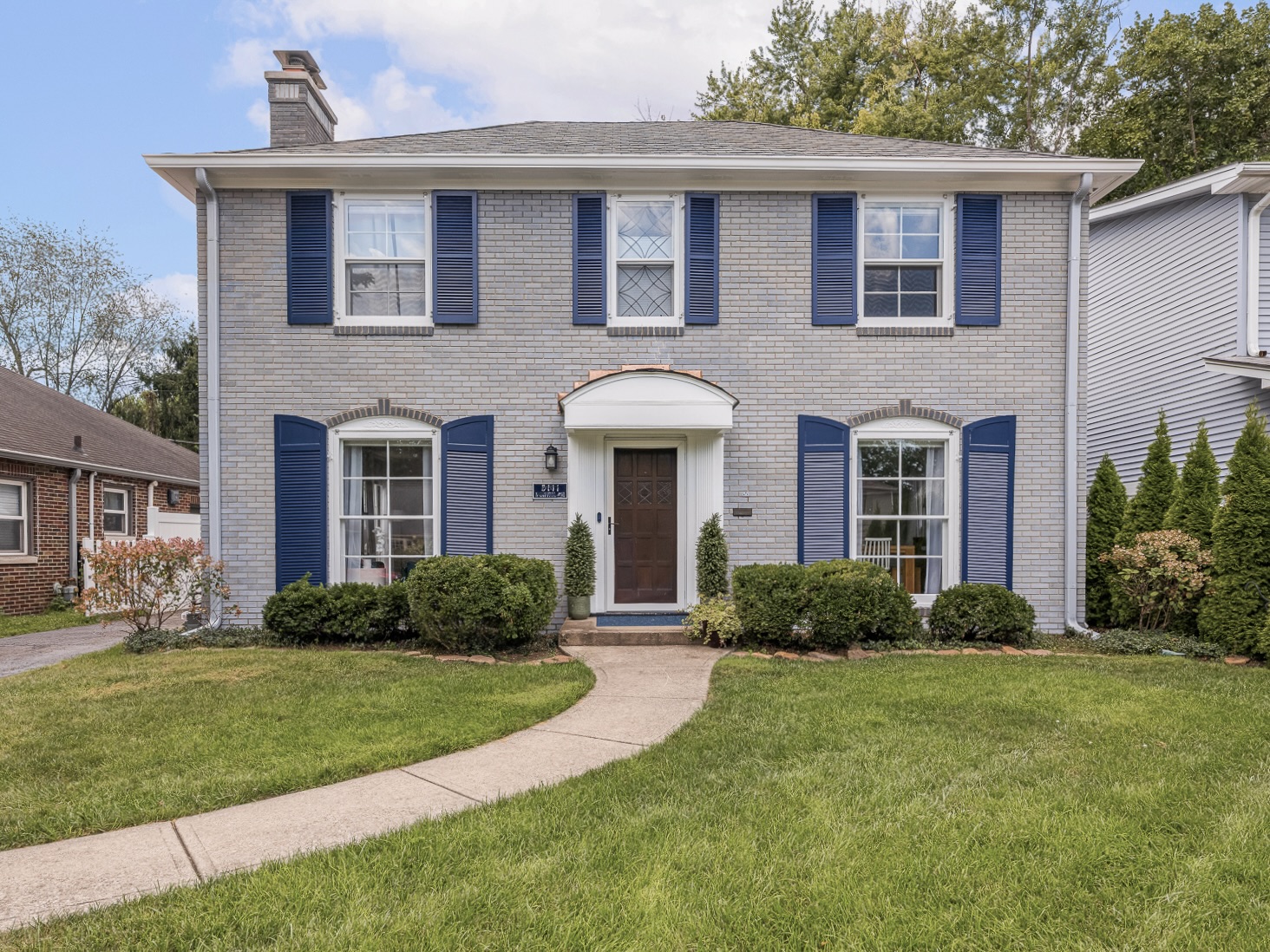 1940s CLASSIC CENTER HALL COLONIAL