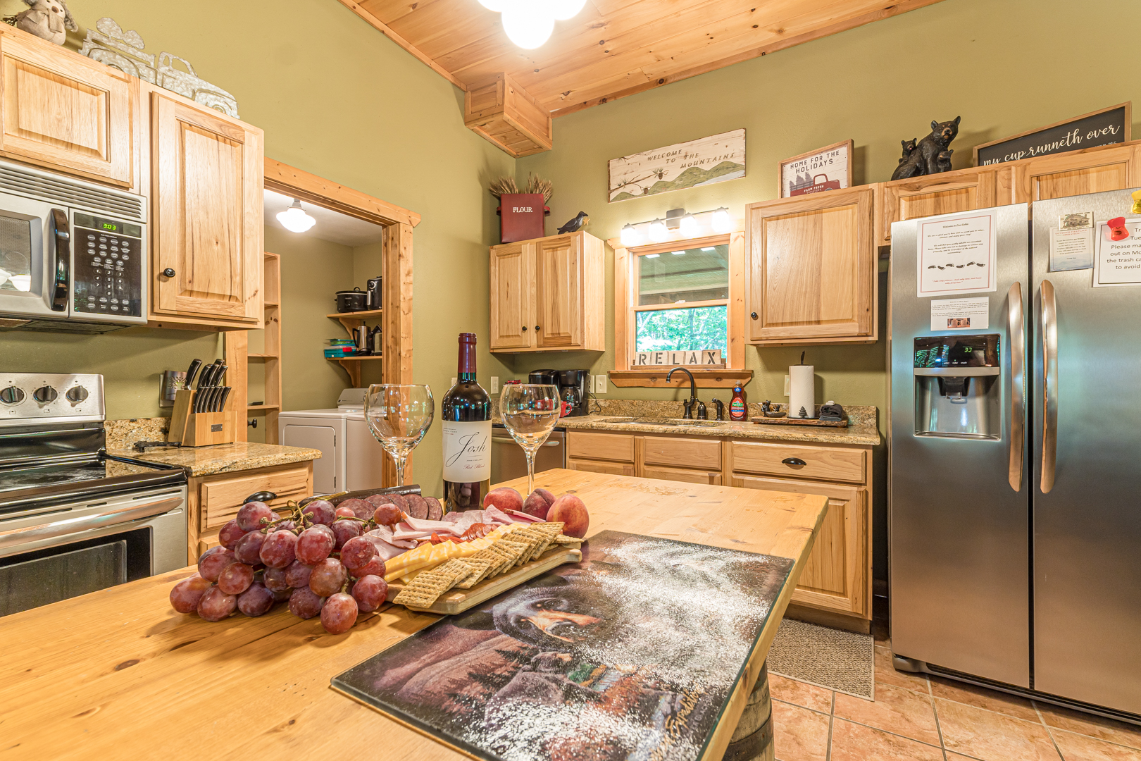 Three Bears Cabin, Private Mountain Getaway, Seasonal Mountain View, Hot Tub 4