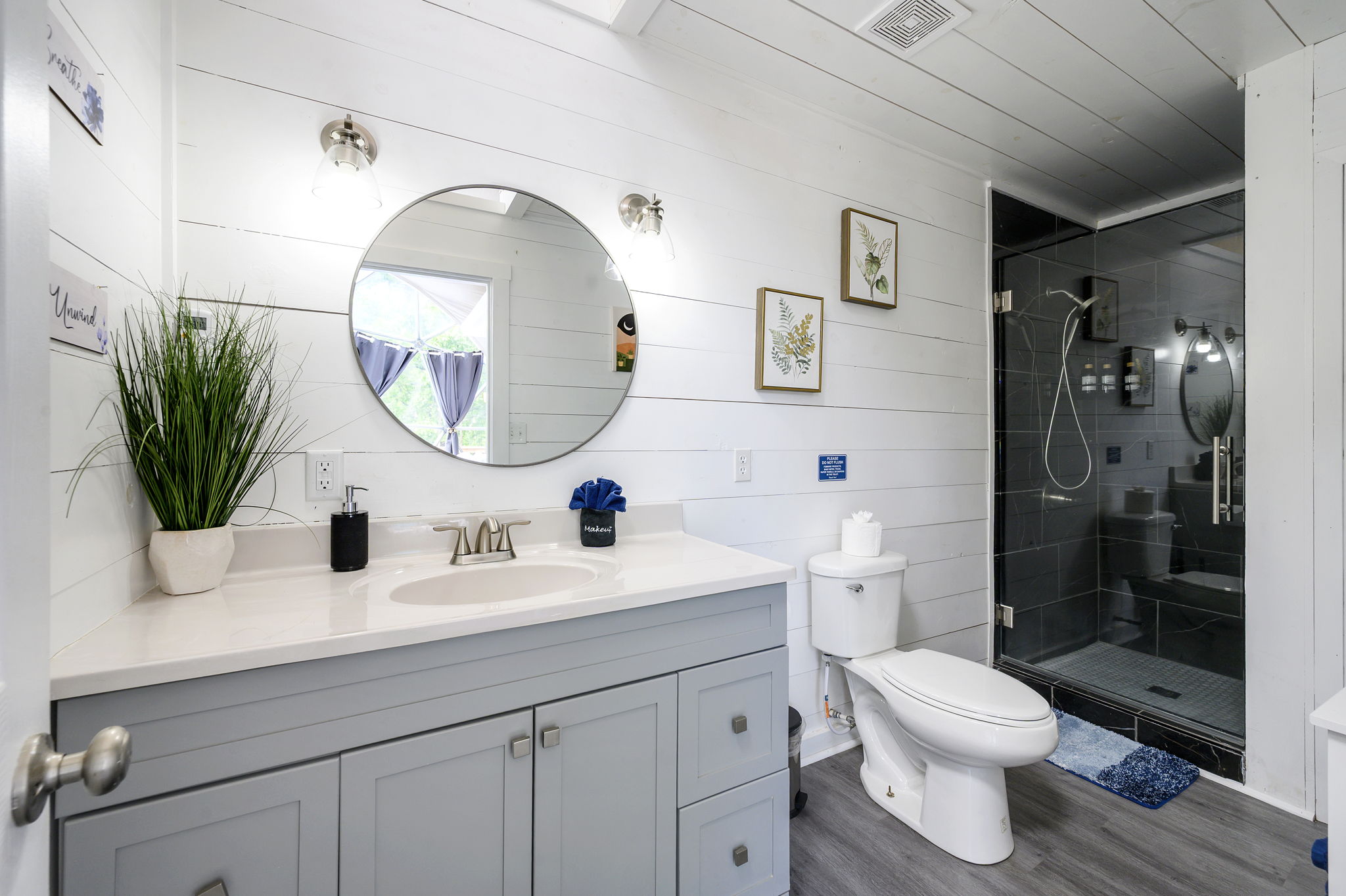 Full Bathroom w/ Shower