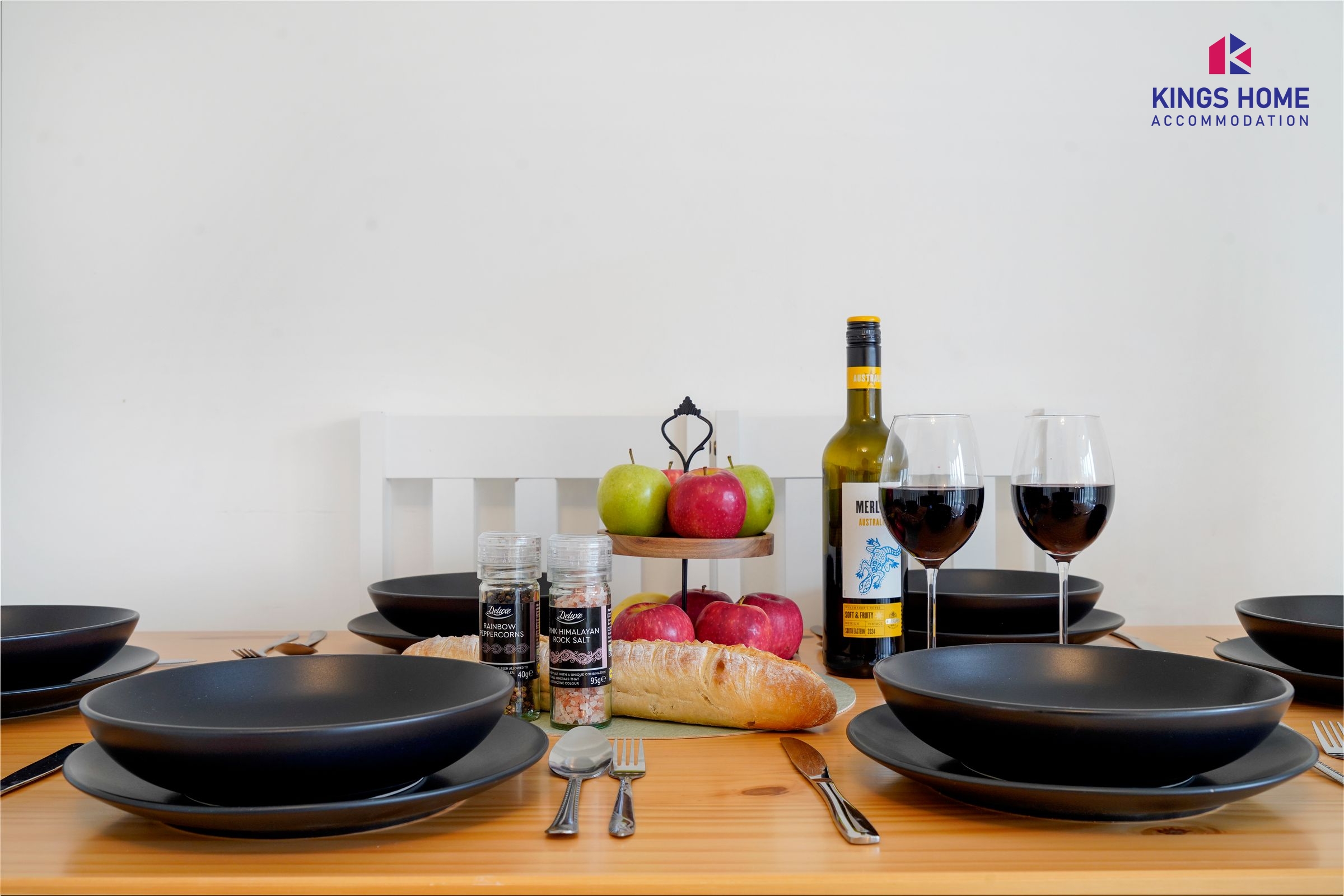 [enjoy a pleasant meal with family or friends]