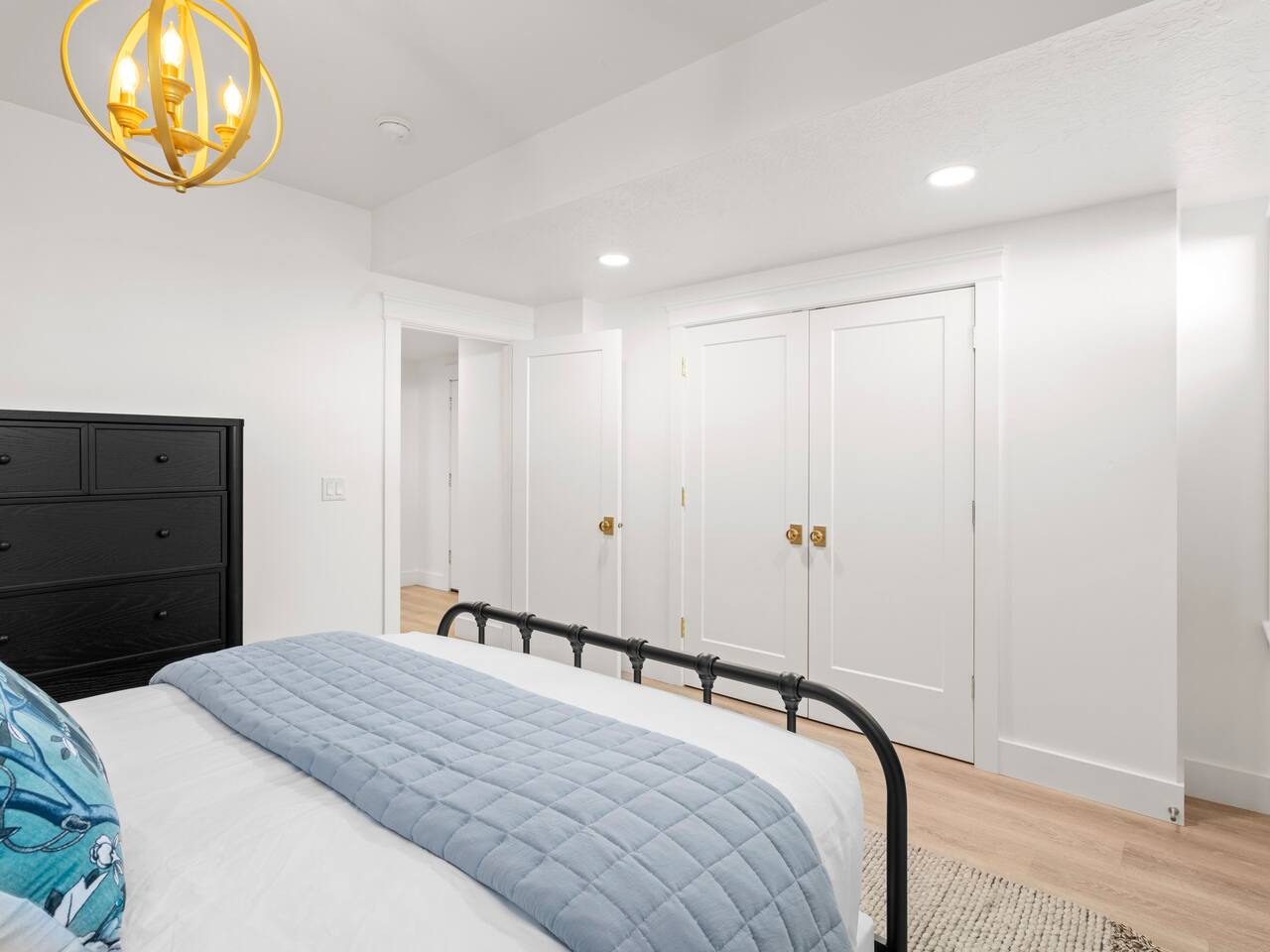Queen Bedroom 4 - Guesthouse